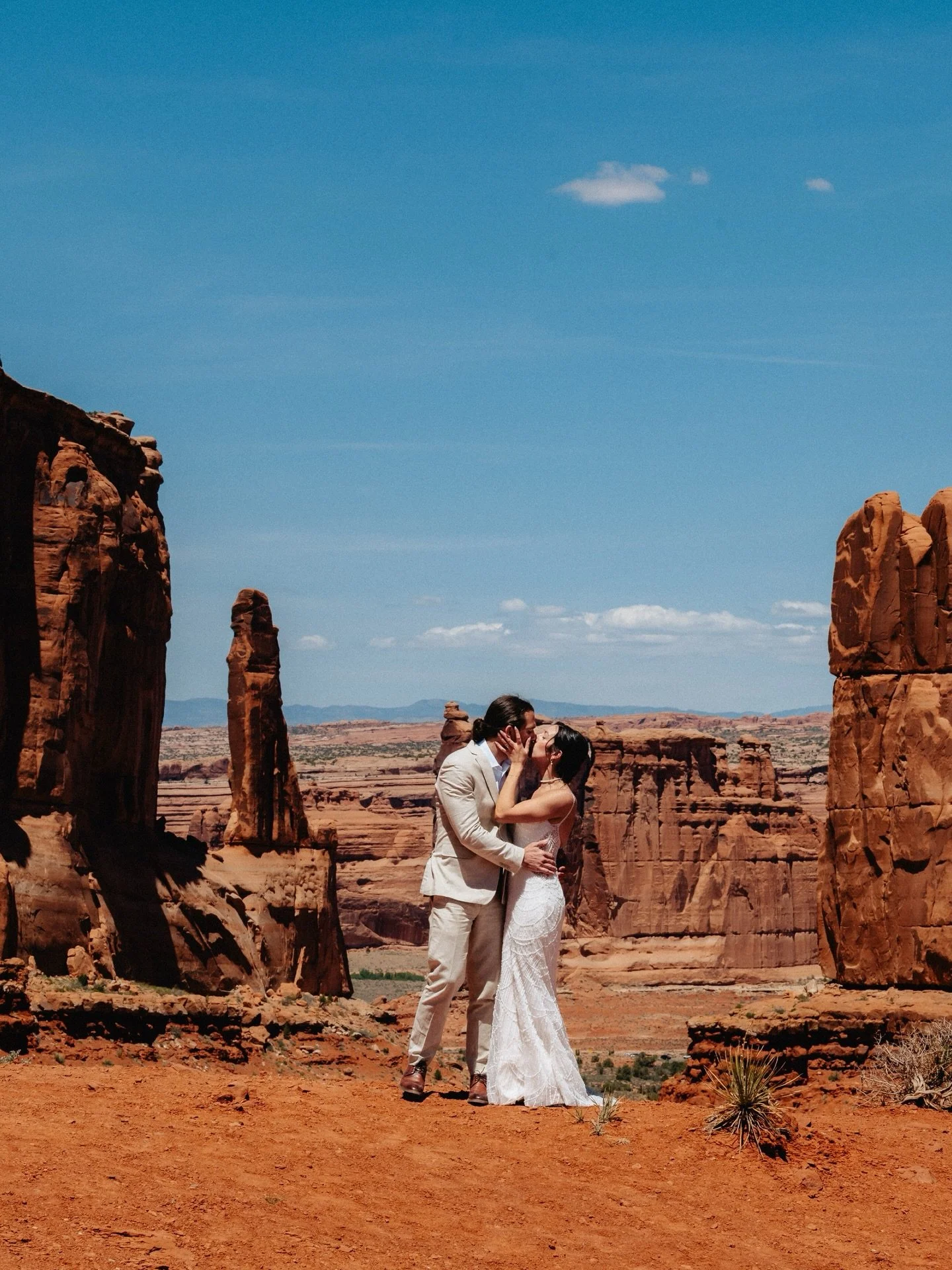JUST AN UNBELIEVABLY EPIC WEDDING DAY IN MOAB

So incredibly excited to share some sneaks from K&amp;D&rsquo;s beautiful garden party wedding at @moabwinery

We started off the day with a first look at one of my favorite locations in Arches National 