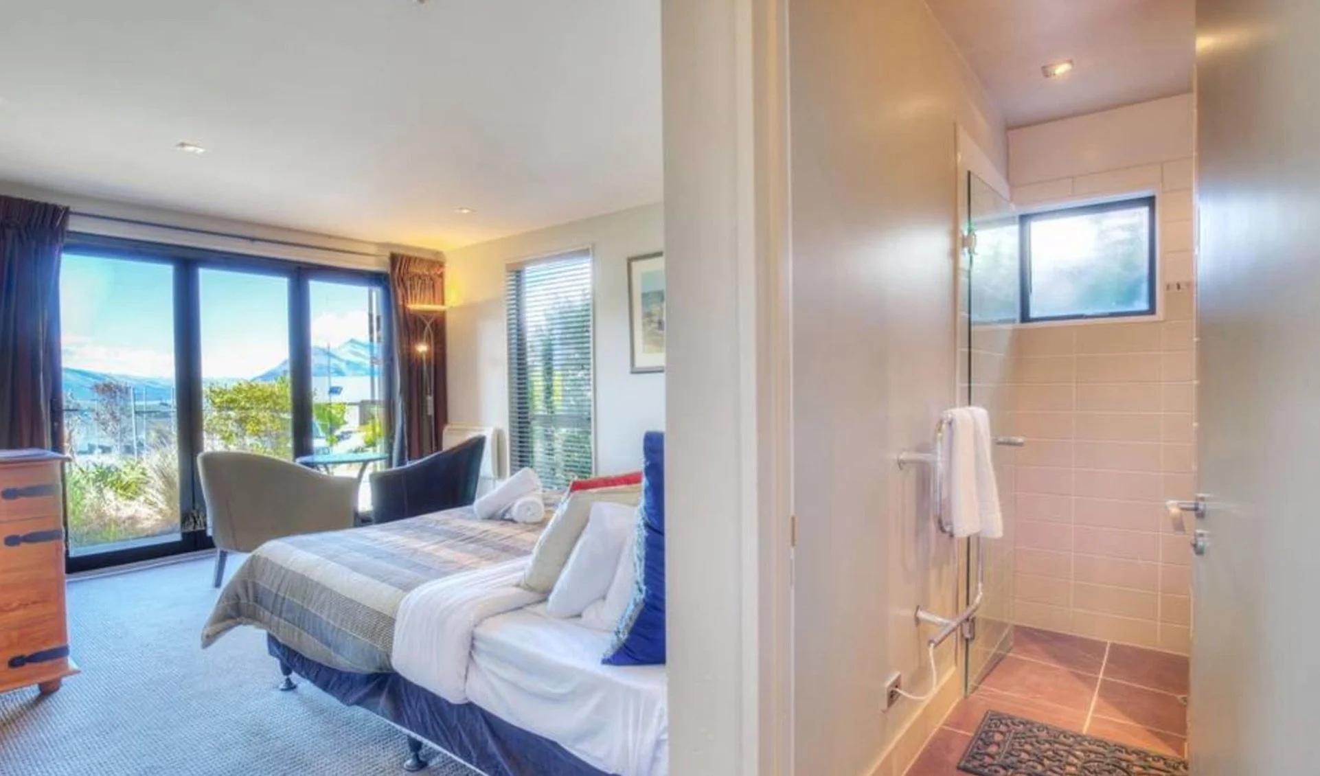 Goldleaf_Hill_With_Panoramic_Views___Queenstown___Hello_Queenstown_Staysa.jpg