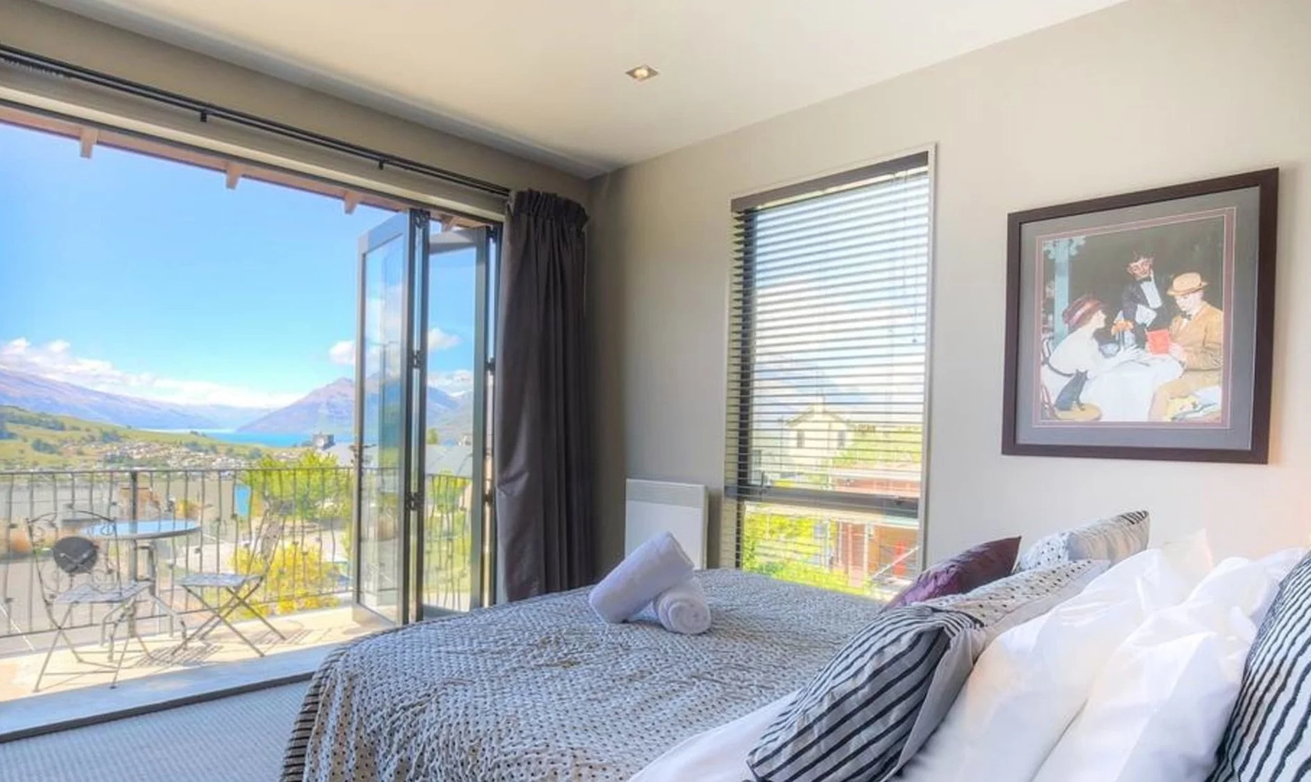 Goldleaf_Hill_With_Panoramic_Views___Queenstown___Hello_Queenstown_Staysy.jpg