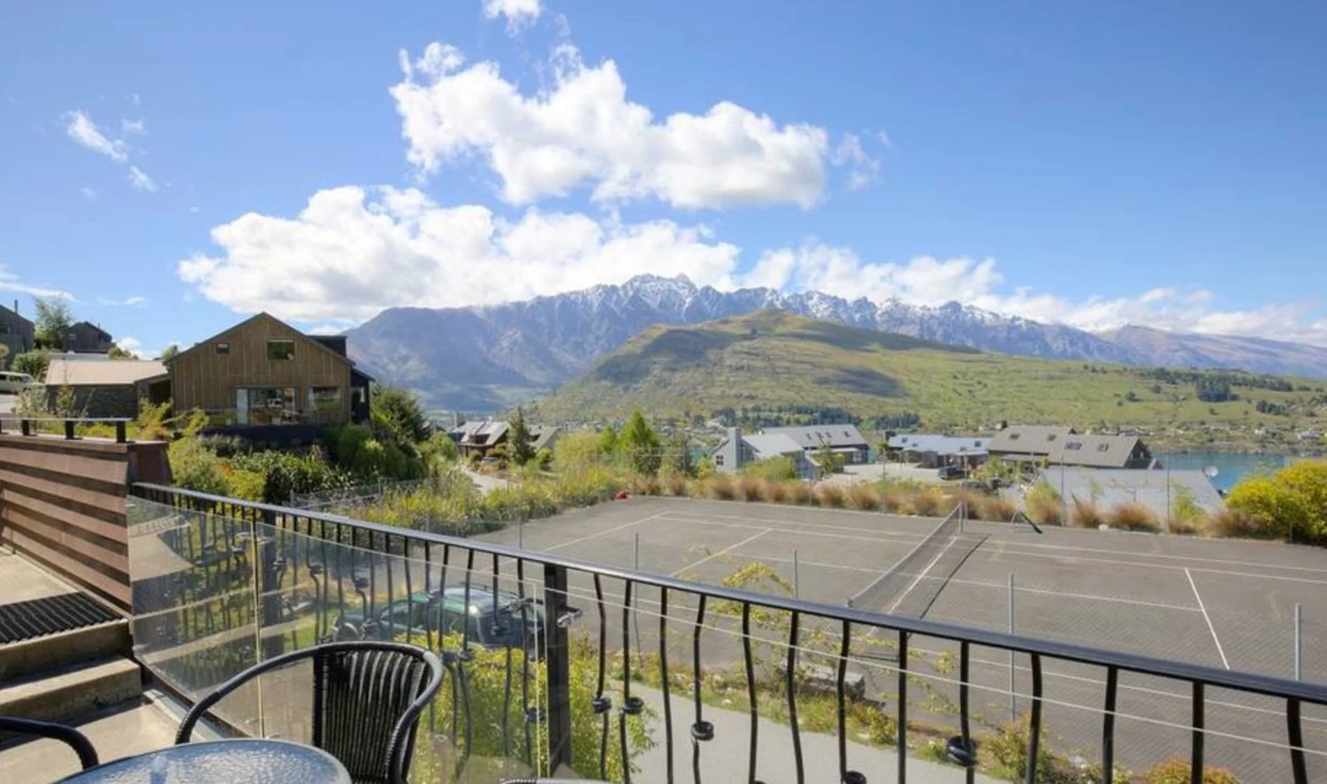 Goldleaf_Hill_With_Panoramic_Views___Queenstown___Hello_Queenstown_Stayso.jpg