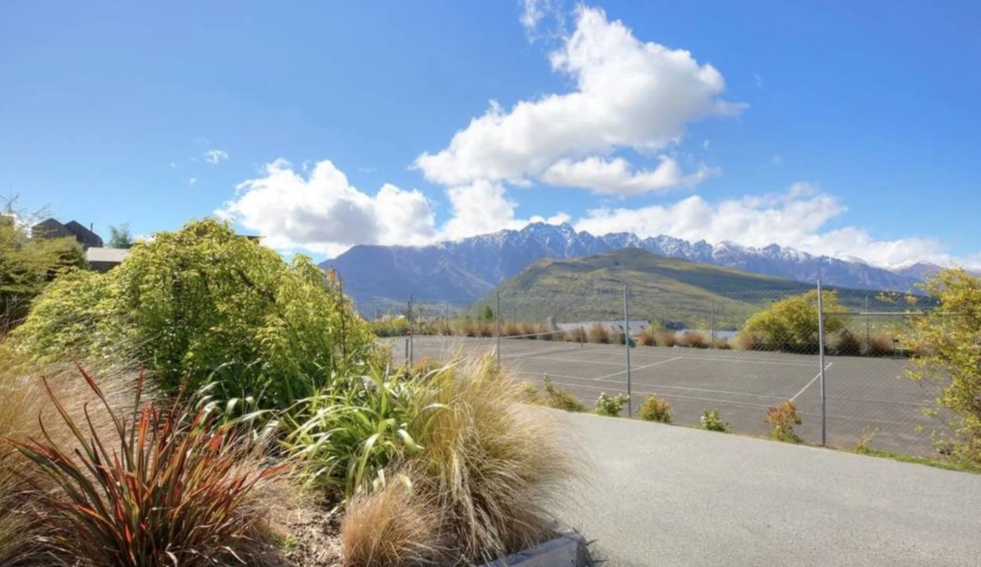 Goldleaf_Hill_With_Panoramic_Views___Queenstown___Hello_Queenstown_Stayskf.jpg