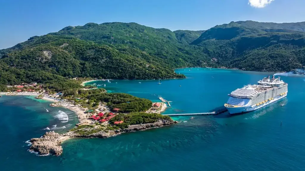 Cruise Ship in Labadee, Haiti 🛳️.
This photo shows Labadee, a beautiful private resort located on Haiti's northern coast. While it's a popular stop for cruise ships and a symbol of Haiti's stunning natural beauty and tourism potential, it's owned an