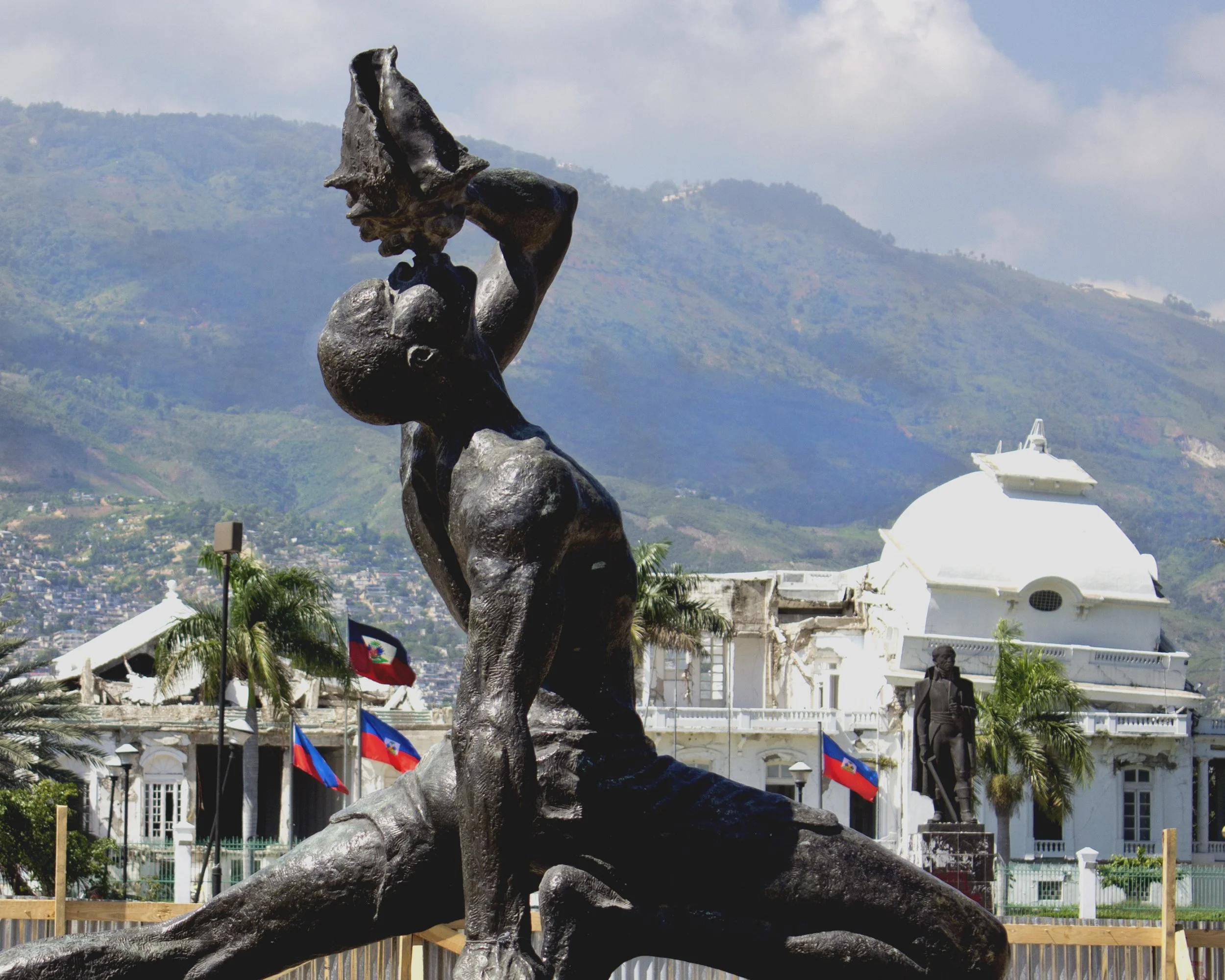 The Black Spartacus 🇭🇹.
This is the statue of Marron Inconnu (Unknown Maroon), a powerful symbol of Haitian independence. The statue depicts a runaway slave, or maroon, blowing a conch shell. The conch shell was used to signal the start of the Hait