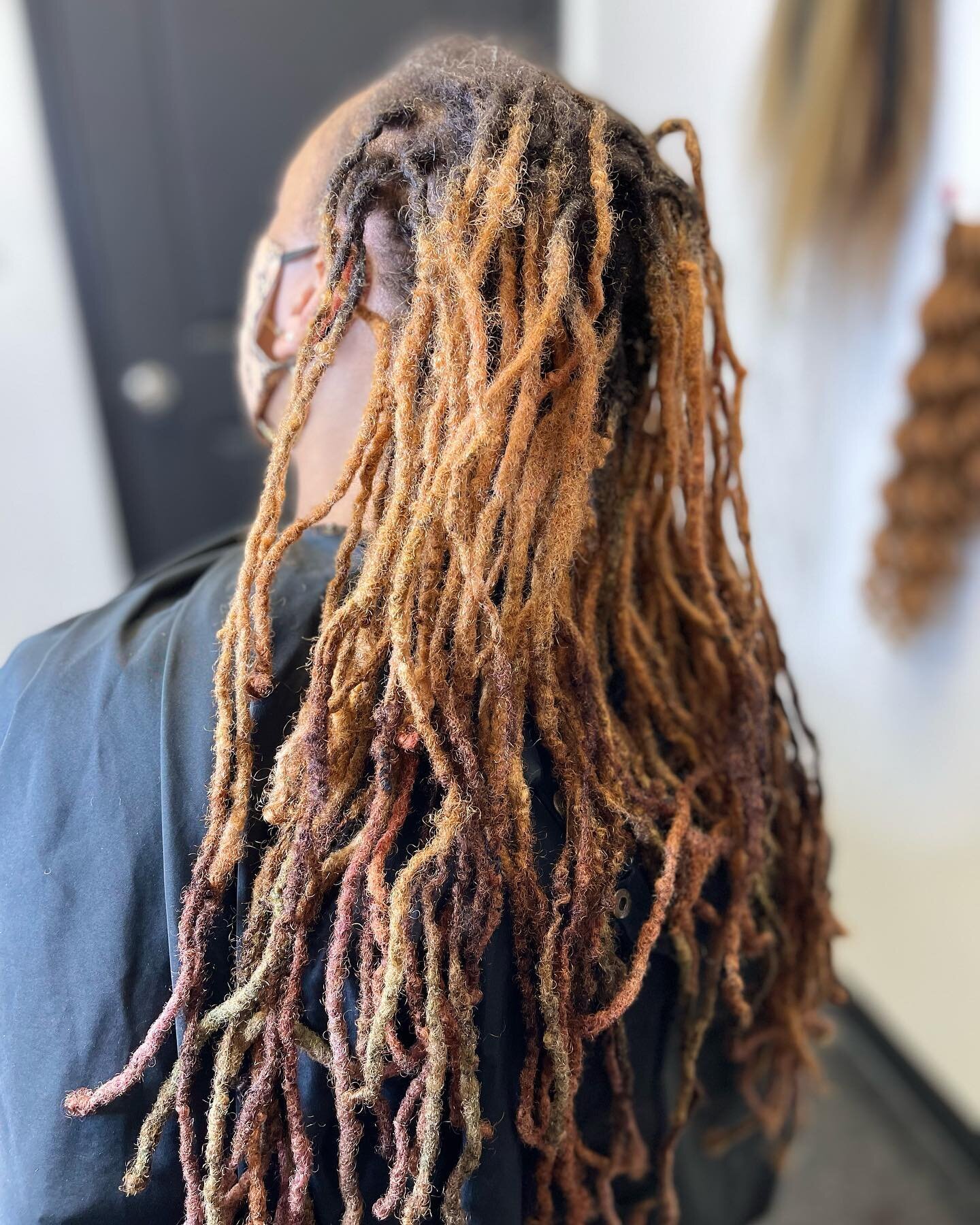 CAN I DO CROCHET OVER LOCS? 
YES MA&rsquo;AM 🙌🏾 
_____
𝐍𝐎𝐓 𝐀 𝗪𝐄𝐀𝐕𝐄, 𝐍𝐎𝐓 𝐀 𝗪𝐈𝐆,𝐘𝐄𝐒 𝟏𝟎𝟎% 𝐂𝐑𝐎𝐂𝐇𝐄𝐓 𝐁𝐑𝐈𝐀𝐃𝐒. 𝐍𝐎 𝐇𝐀𝐈𝐑 𝐋𝐄𝐅𝐓 𝐎𝐔𝐓 ⁣⁣
⁣
𝘚𝘵𝘺𝘭𝘦: Cleopatra waves Crochet braids 
𝘊𝘰𝘭𝘰𝘳: 30,27,33,4
𝘈𝘥𝘥 ?