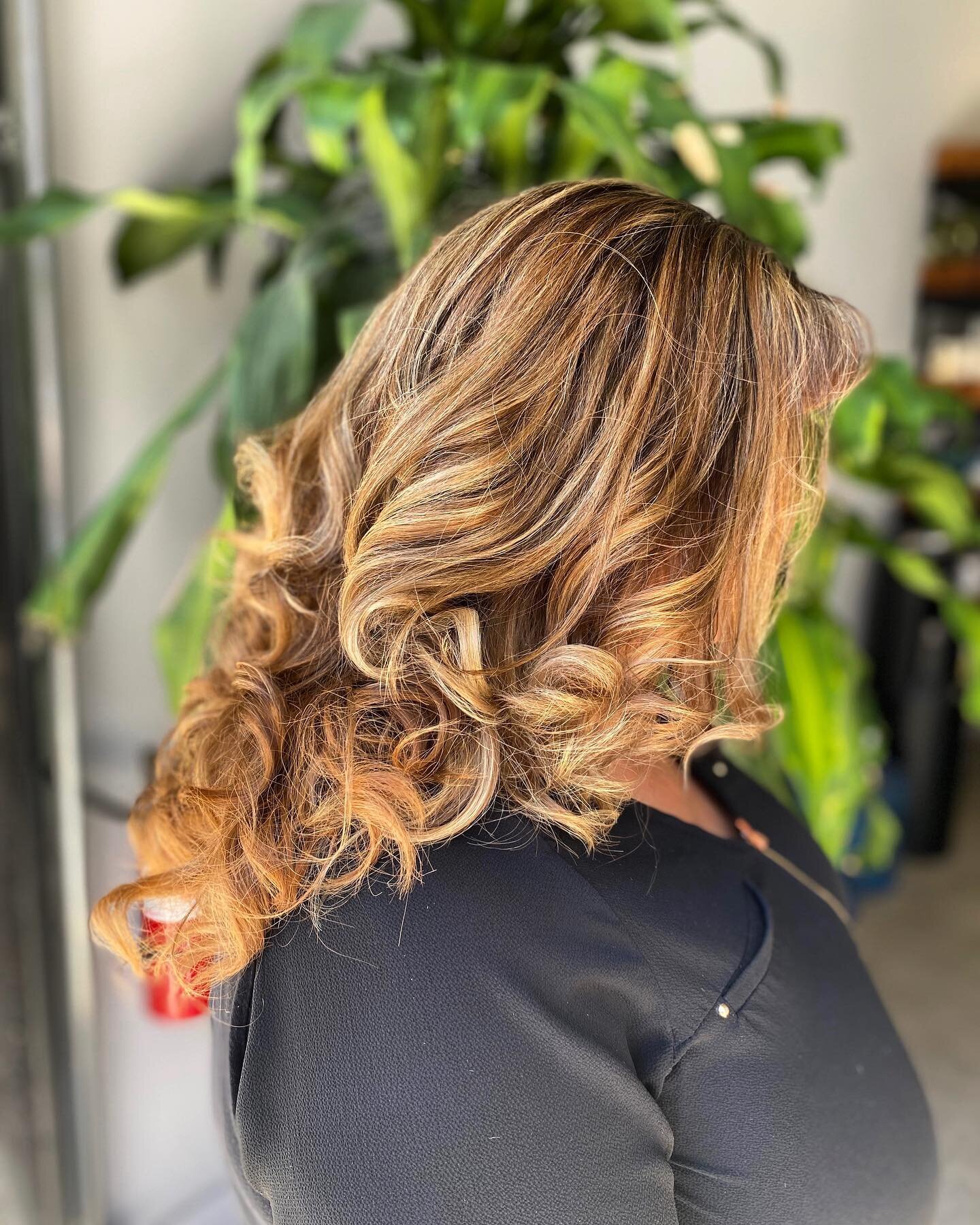 Those curls + that color ✨
We&rsquo;re in love!

@hairbyshawna_k rocked it with this glow up. Check out our website to see more of her work and to contact her to schedule your next appointment!

.

.

.

#lemotive #hairsalon #glowup #curls #curlyhair