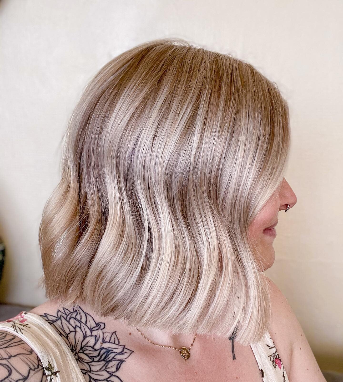 Hands up for this gorgeous blonde color 🙌✨
@mg__hair is pure magic.

Ready for your glow up?! Message today to schedule or check out our website to find your perfect stylist!

.

.

.

#lemotive #lemotivesalon #salon #salemoregon #blondehair #blonde