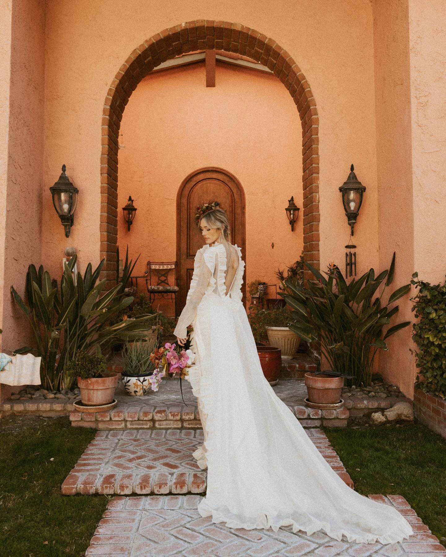 Can we hear a little commotion for the dress?

#laweddingphotographer #weddingchicks #lacreatives #junebugweddings #sisterphotogs