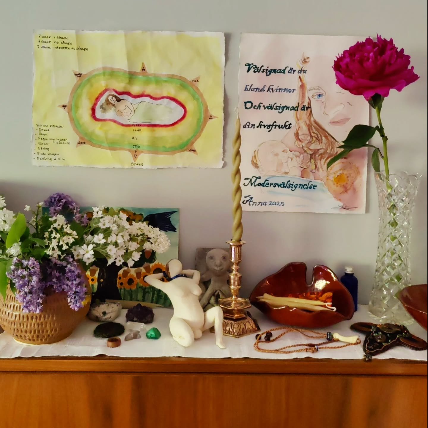 Om min f&ouml;dsel, del 2

S&aring; en natt. N&auml;r v&aring;gorna sk&ouml;ljt &ouml;ver mig i n&aring;gra timmar, men som stannat av till ett spegelblankt stiltje, s&aring; fr&aring;gar jag min bebis: vill du att mormor ska komma? Och svaret va s&a