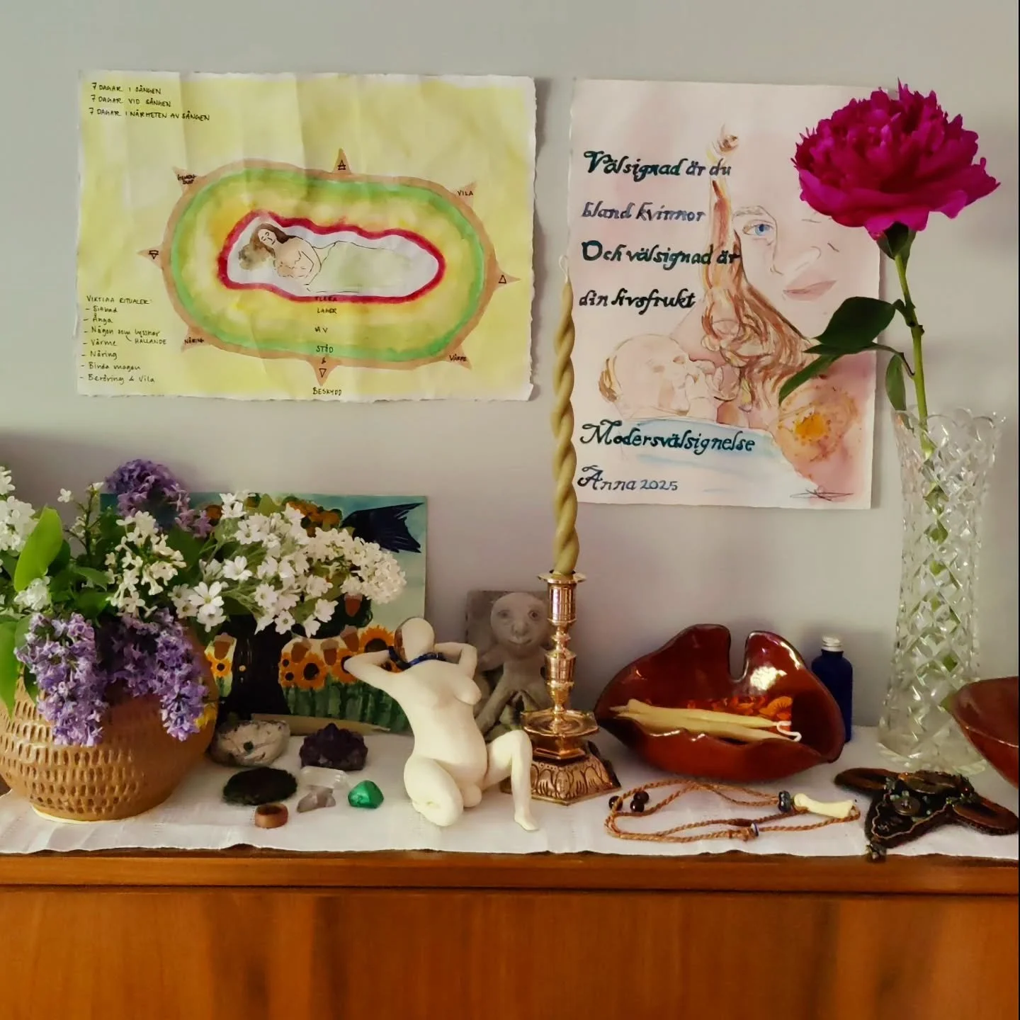 Om min f&ouml;dsel, del 2

S&aring; en natt. N&auml;r v&aring;gorna sk&ouml;ljt &ouml;ver mig i n&aring;gra timmar, men som stannat av till ett spegelblankt stiltje, s&aring; fr&aring;gar jag min bebis: vill du att mormor ska komma? Och svaret va s&a