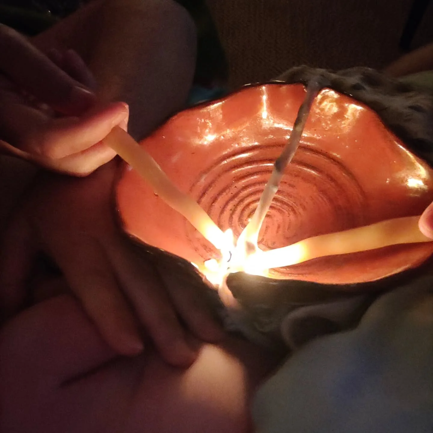 Om min f&ouml;dsel, del 4

Vad &auml;r klockan? 01.09. Va? M&ouml;rkaste timmen i juni kom hon. Min dotter. Min efterl&auml;ngtade dotter. Mellan 00.10 och 01.09 v&auml;ljer hon att med full kraft entra jordelivet.

Jag forts&auml;tter vara i extas. 