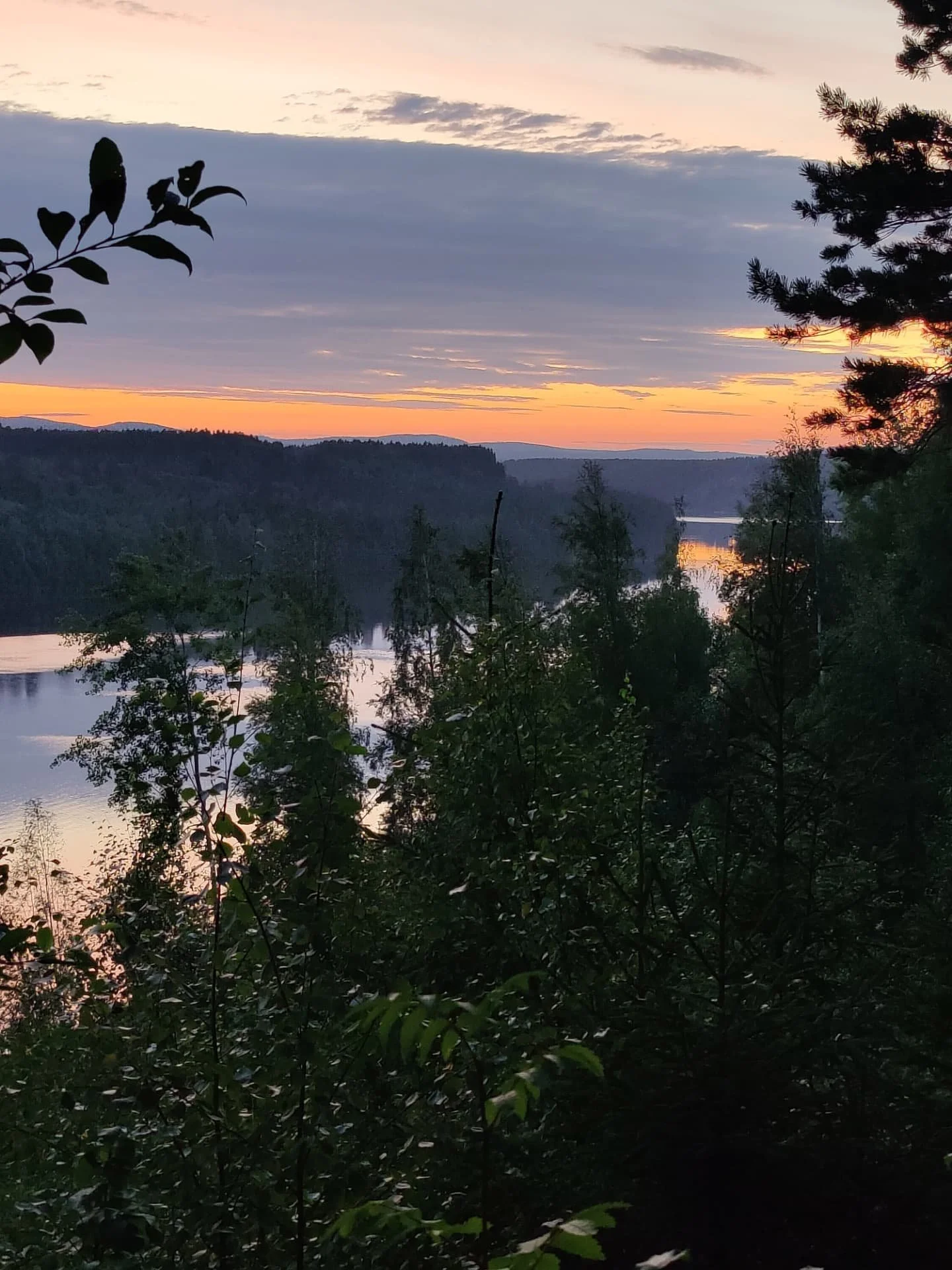 🔥N&auml;mforsen och eldarna som vi dansar runt varje &aring;r. Det h&auml;r &aring;ret var det n&auml;ra att vi inte &aring;kte upp. Men &auml;r glad att min 8 &aring;ring insisterade p&aring; att vi M&Aring;STE &aring;ka till Urkult. Tack f&ouml;r 