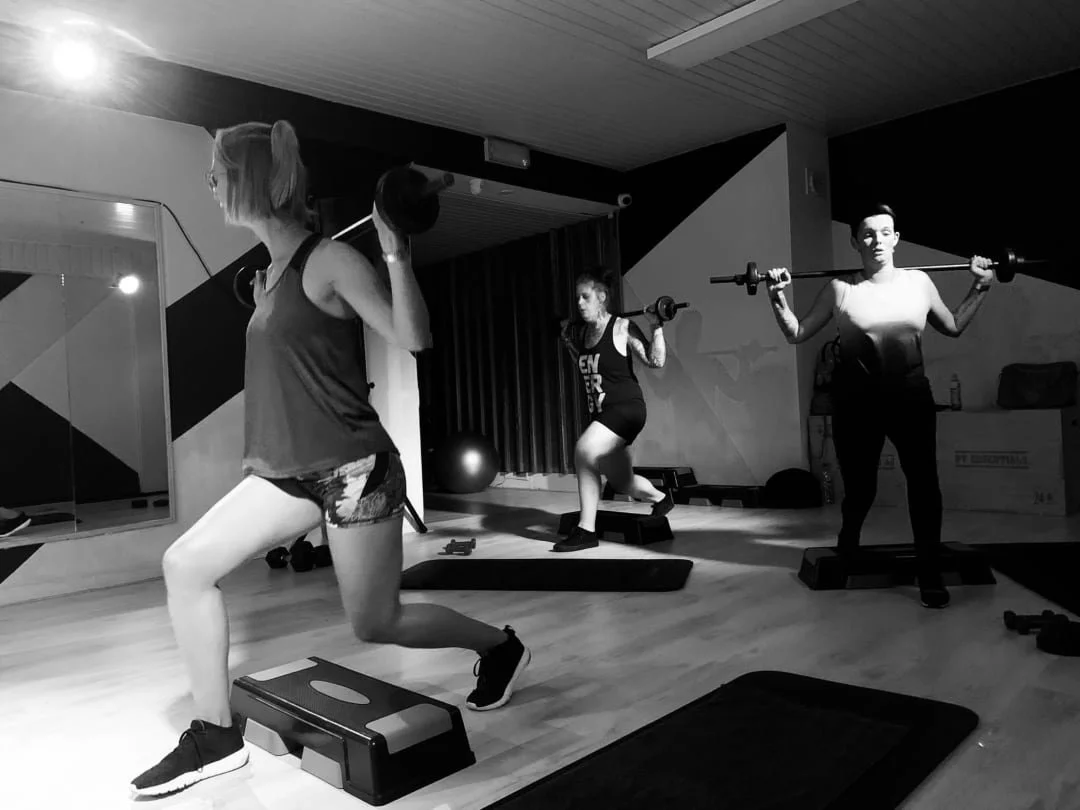 Snel voorgesteld: Bull Gym in Essen 💪

Bij ons draait sporten om meer dan toestellen alleen. Fitness, kickboksen, groepslessen en persoonlijke begeleiding komen samen in een gezellige, toegankelijke gym voor beginners en ervaren sporters vanaf 14 ja