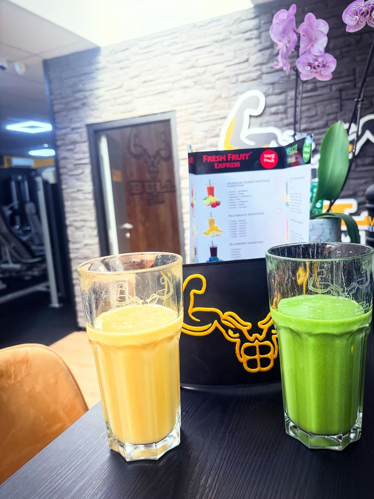 Nieuw in ons assortiment! Vers gemaakte smoothies in 4 verschillende smaken. Een heerlijke basic smoothie of een protein smoothie welke kies jij?