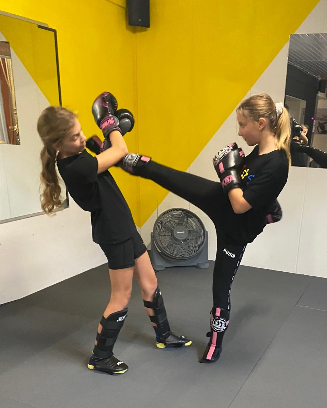 Kickboksen bij Bull Gym is meer dan stevig trainen 🥊🔥

Het is werken aan techniek, conditie en zelfvertrouwen in een no-nonsense en toegankelijke sfeer. Zowel kinderen als volwassenen kunnen terecht voor lessen op hun niveau, of u nu start of al me