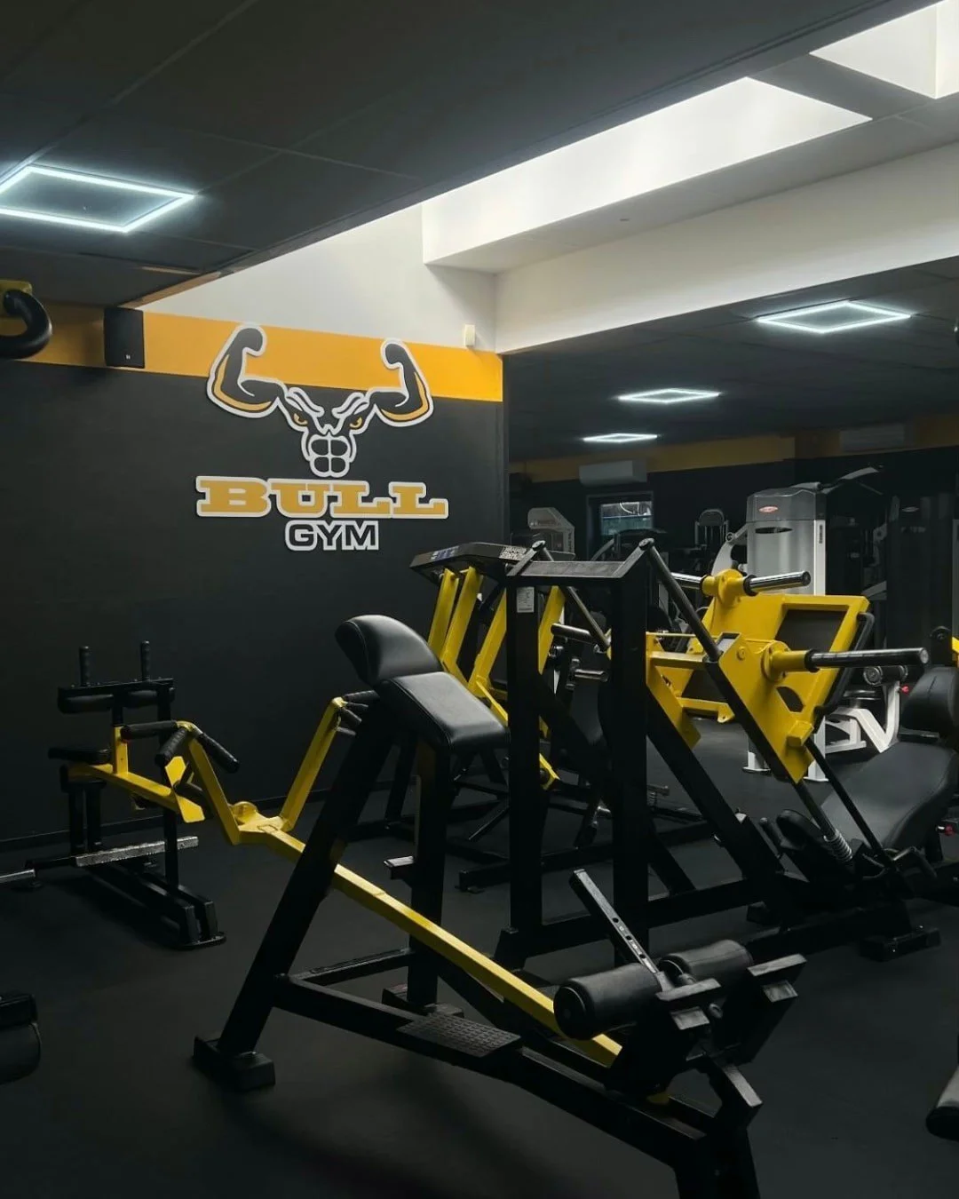 Mythe: je moet al fit zijn voor je naar de gym komt 🏋️&zwj;♂️

Feit: je begint net OM fitter te worden 💥

Bij Bull Gym trainen zowel beginners als ervaren sporters vanaf 14 jaar. Of je nu kiest voor fitness, groepslessen of kickboksen: je start op 
