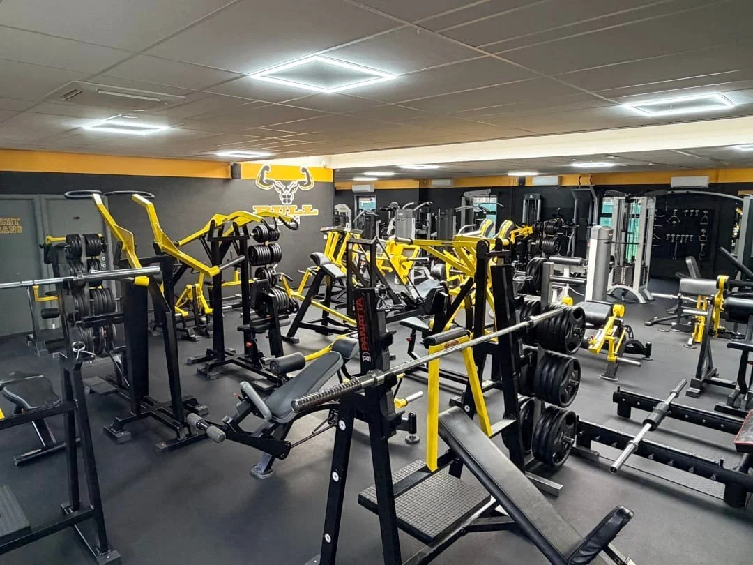 Bull Gym is niet gestart vanuit een strak businessplan, maar vanuit pure passie voor training, discipline en doorzetten 💛🖤

Wat begon vanuit jarenlange ervaring en een duidelijke visie, groeide uit tot een gym waar je je welkom voelt. Geen opgeblaz