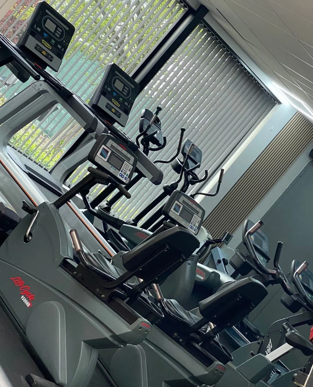 Bij Bull Gym draait het om trainen op een manier die bij je past, in een gym waar sfeer en kwaliteit samenkomen.

Waar je bij ons voor terechtkan:

1. Fitness
Zelfstandig trainen met hoogwaardige toestellen, een uitgebreide krachtzone en cardio.

2. 
