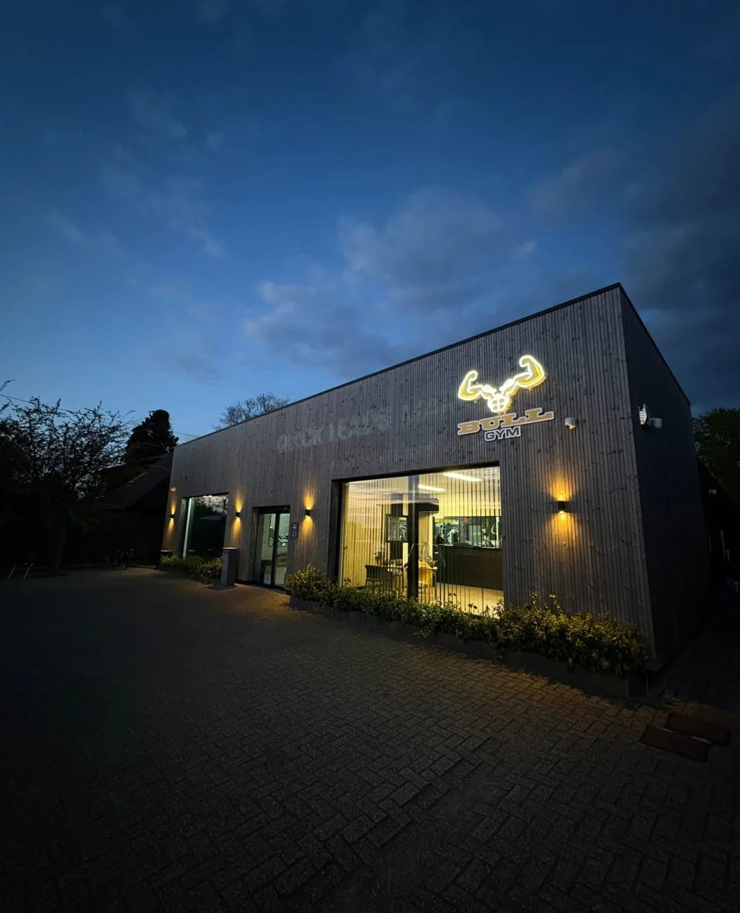 Oktober is vaak de maand waarin veel mensen voelen: ik wil terug wat beter voor mezelf zorgen.

Niet extreem. Niet alles ineens. Wel opnieuw ritme vinden.

Net daar geloven we bij Bull Gym sterk in. Gewoon beginnen, op uw eigen niveau, met de juiste 