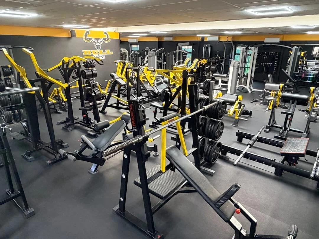Veel mensen starten vol motivatie met trainen, maar botsen al snel op dezelfde vraag: wat moet ik nu eigenlijk doen om echt vooruit te gaan?

Daarom lichten we vandaag onze personal training uit.

Bij Bull Gym draait die begeleiding niet om ingewikke