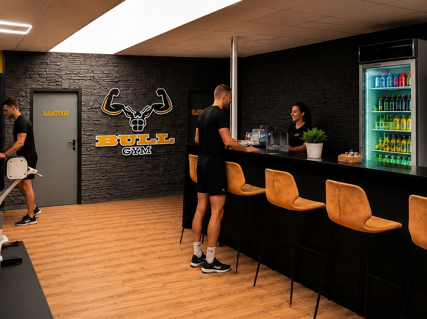 Binnenkant van een sportschool met een bar, een medewerker en twee klanten, een op de bar en een met apparaten, muren met het logo 'BULL GYM' en een koeler met drank.