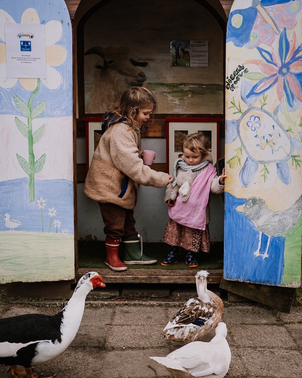 Dit is toch net een sprookje! De lieve kindjes van @ninaolivarifotografie vinden t heerlijk om een ochtendje naar de kinderboerderij te gaan!