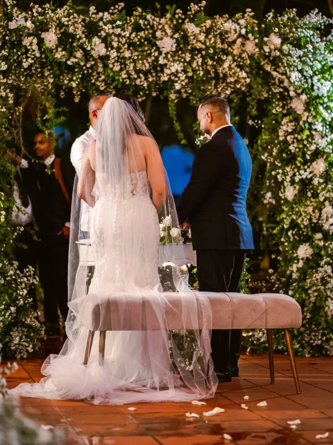 Datails Wedding Melanie + Christopher 🥰⁠

Agarrados de Dios pudimos concluir 3 D&iacute;as de Celebraci&oacute;n, bajo la inclemencia del clima, pero Lo Logramos gracias a nuestro super equipaso de colaboradores
⁠
un terreno m&aacute;s Ganado, GRACI