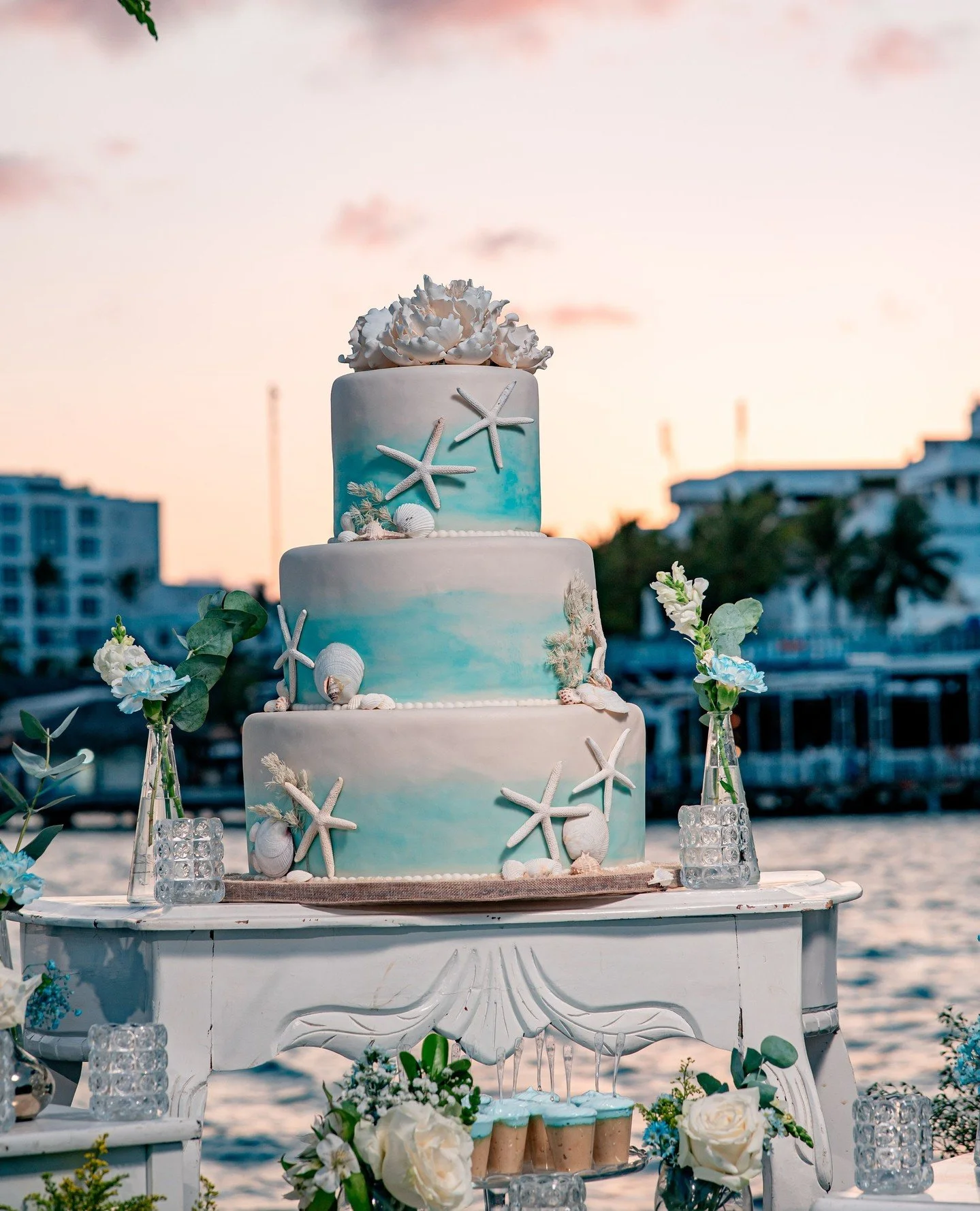 Wedding Cake, Destination Wedding D + M ✨ ⁠
⁠
LUXURY WEDDING EVENT PLANNER &amp; DESIGN💮⁠ ⁠ ⁠
⁠
Tu Boda o Evento Tal Como la So&ntilde;aste con @asdetalles, HAZ TU CITA VIRTUAL WhatsApp 1.407.535.3405, 1.829.591.3405 asdetalles@hotmail.com, www.asde