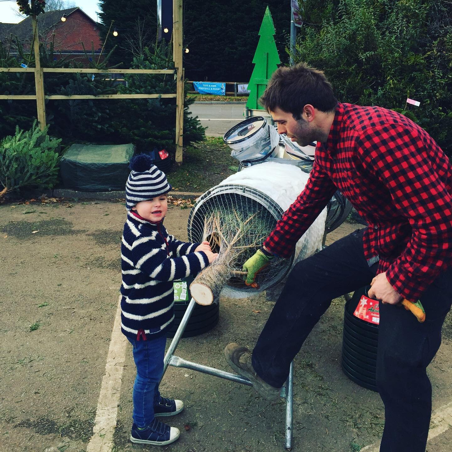 Kids love us! Where else can they wrap their own tree, get their picture taken in our now famous ‘Head in Hole’, AND get free chocolate?
Bring the whole family down to select your perfect Christmas 🌲
#ChristmasTreesFleet #OlliesChristm