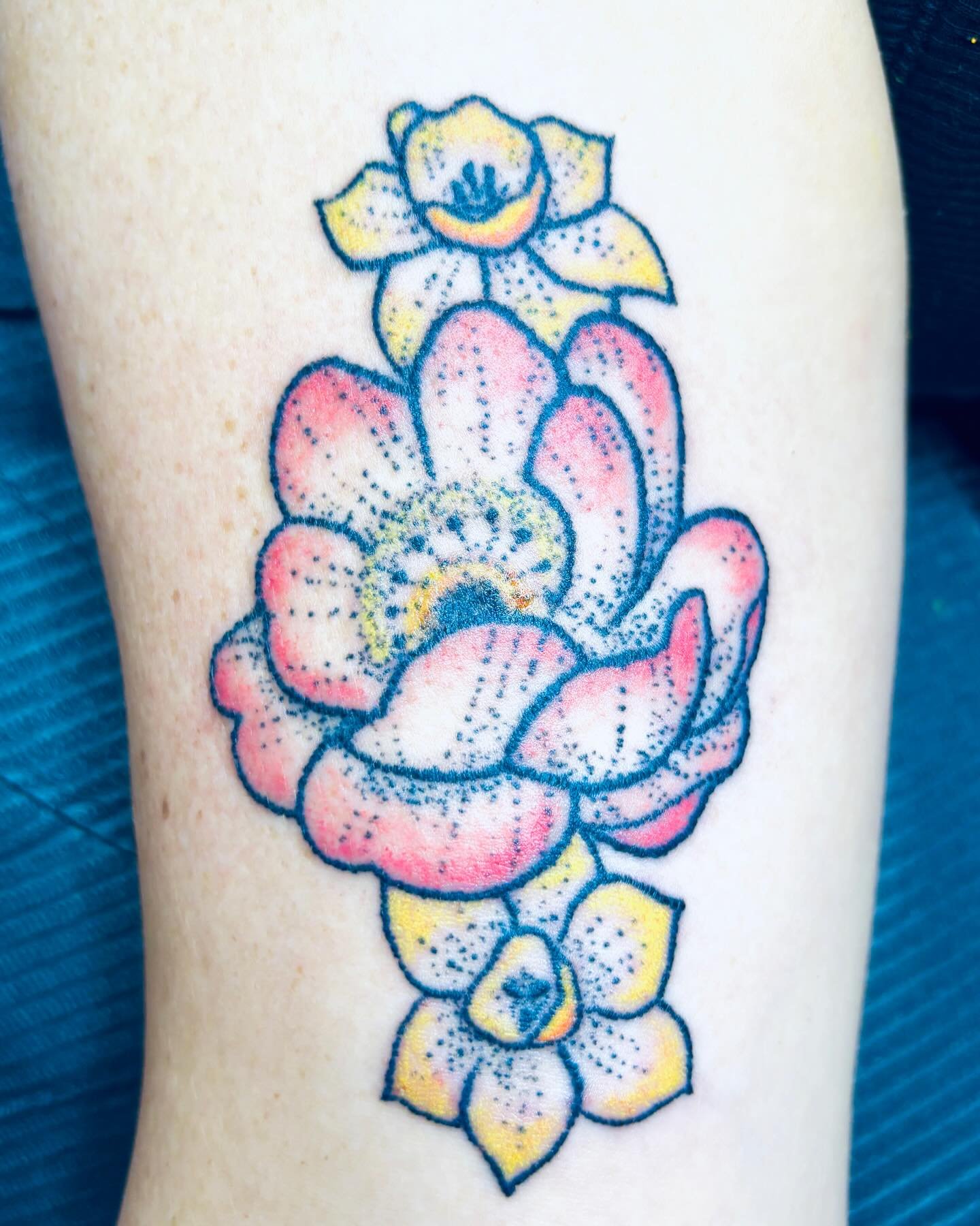 I love coloring petals 🤓🎨🌸
Slide 2: Linework healed about a month. I sure love working on Ferrol! Thanks for the trust lady! 💗🙏

#handpoke #handpoked #stickandpoke #stickandpoketattoo #machinefree #machinefreetattoo #daffodiltattoo #peonytattoo 