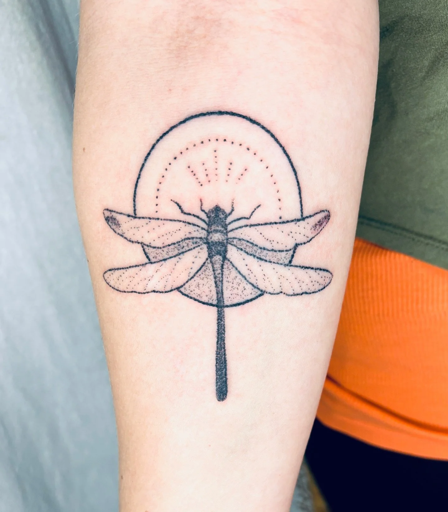A very special dragonfly ✨ Thanks for the trust Lisa! 🙏💗

#handpoked #handpoke #machinefree #stickandpoke #stickandpoketattoo #nashvilletattoo #nashvilletattooartist