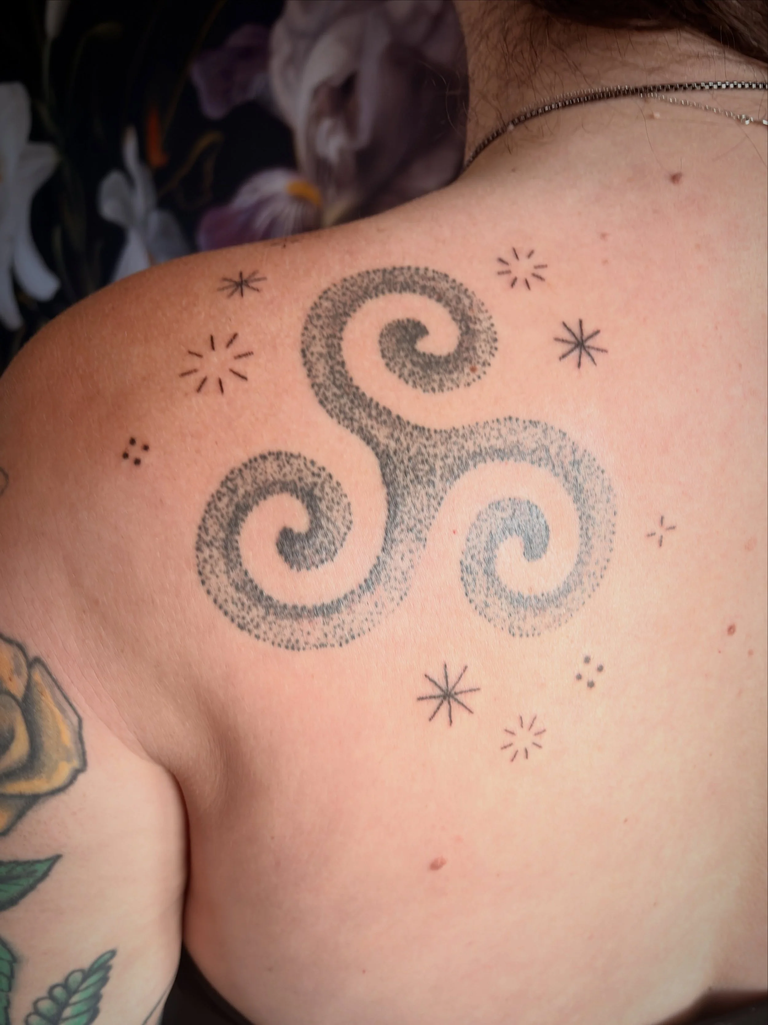 I love doing big dot work like this 🤓✍️
This is the 3rd dot work pieces I&rsquo;ve done for this client (swipe to see the others)
The triskele in the 1st pic is fully healed but the twinkle bling was done the day before ✨ Handpoking heals remarkably
