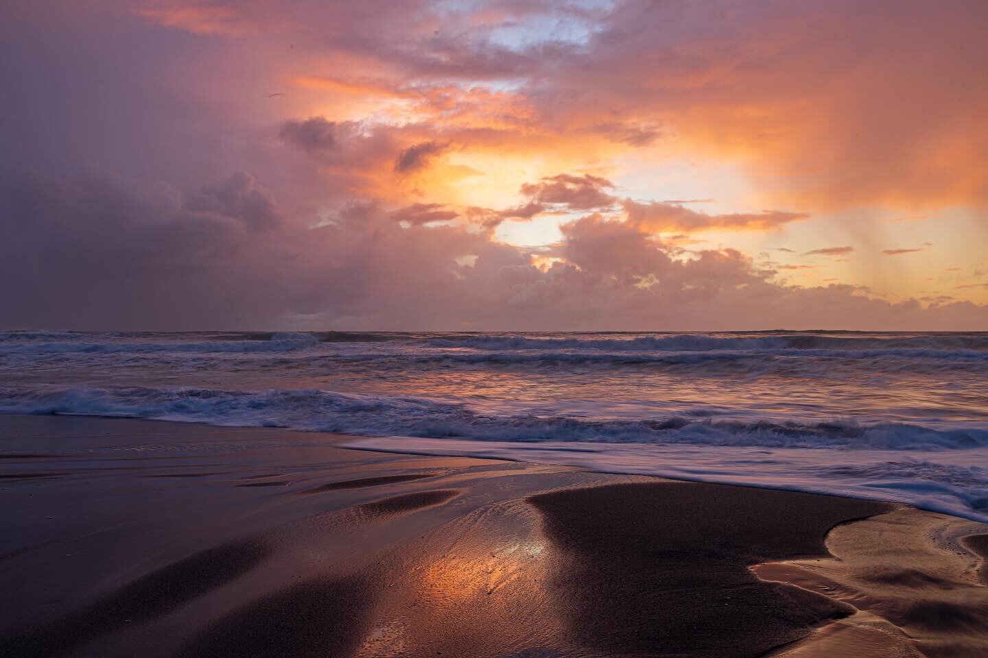 Hard to believe that it was pouring rain when I arrived at the beach #beach #instagood #photooftheday #beautiful #happy #photography #picoftheday #nature #sunrise #sunriseoftheday #inspiration #givethesunrise #beachlife #herecomesthesun #ocean #junob