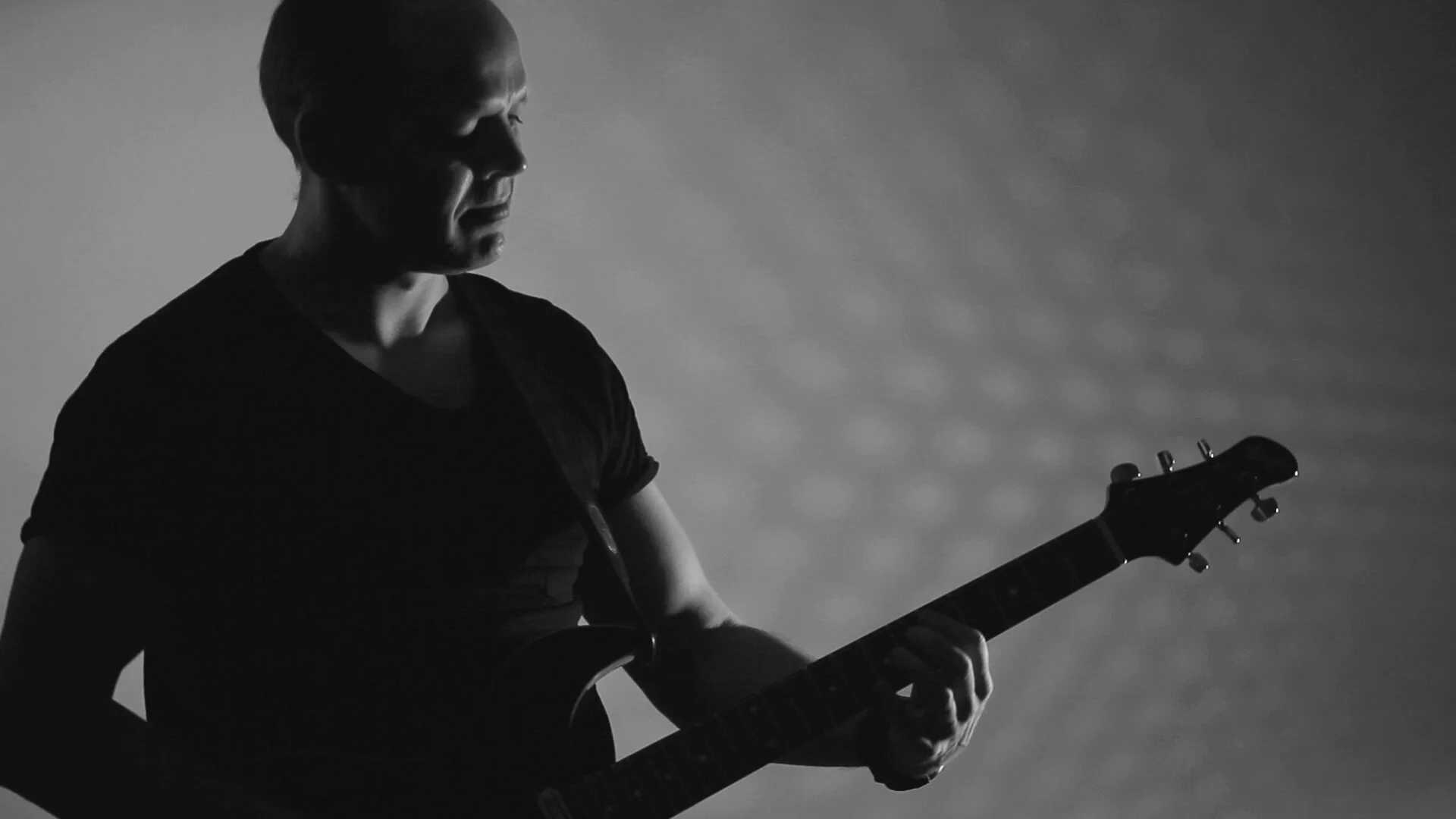 Terje Ræstad ble med i bandet på starten av året og har vært en vitamininnsprøyting av de sjeldne. Det er langt mellom gitaristene som både kan å spille gitar OG kore, så da bandet fikk med Terje visste bandet nøyaktig hvor heldige de var. Tilbake v…