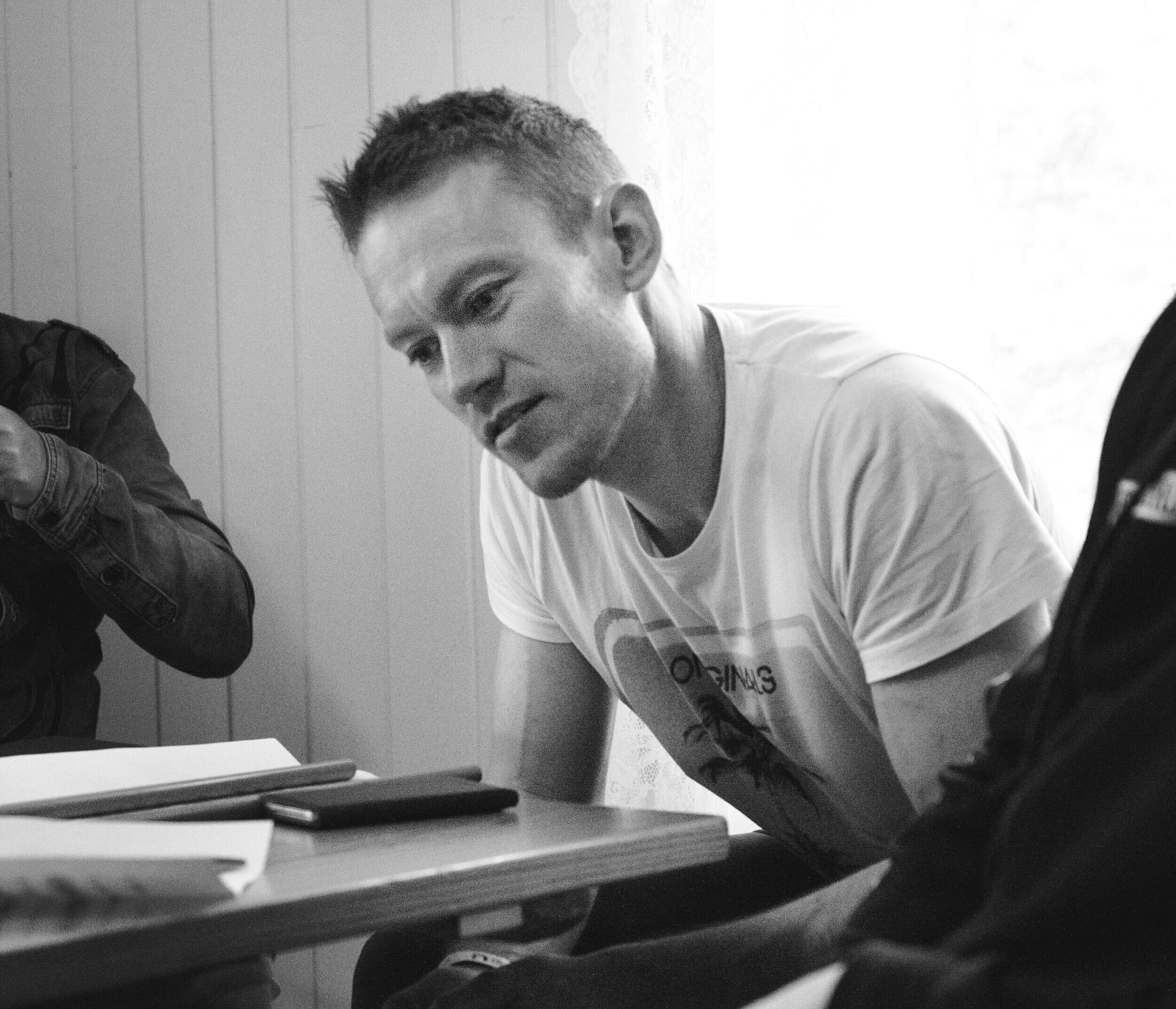 Stian Rekdal ble med i bandet sammen med Endre i 2011. Med sitt drivende trommespill driver han orkesteret fremover med stødige hender og føtter. Stian er unik å ha i utvikling og arrangering av låter.