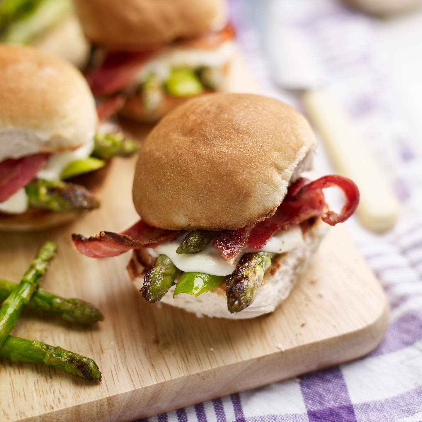 The coronation count down is on! 👑 

We&rsquo;ve got you covered with some delicious recipes fit for a king ✨ 

📸 @enjoyasparagus British Asparagus, Mozzarella and Bacon Sliders 

📸 @love.celery Cheese, Celery and Walnut Scones

📸 @carrs_flour Fe