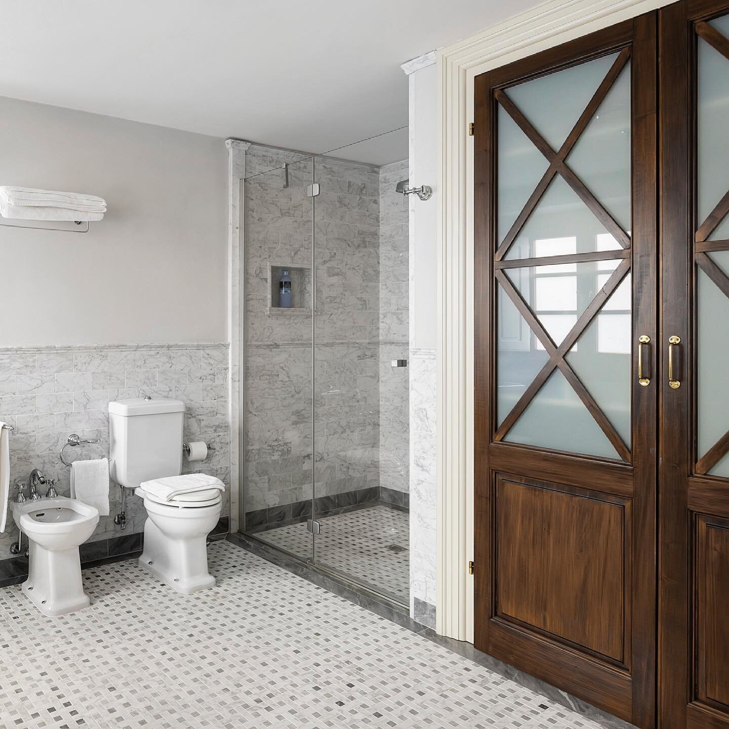 Quality, contrasting textures decorate our restrooms.

#tuscanvilla #madeinitaly #luxuryrentals