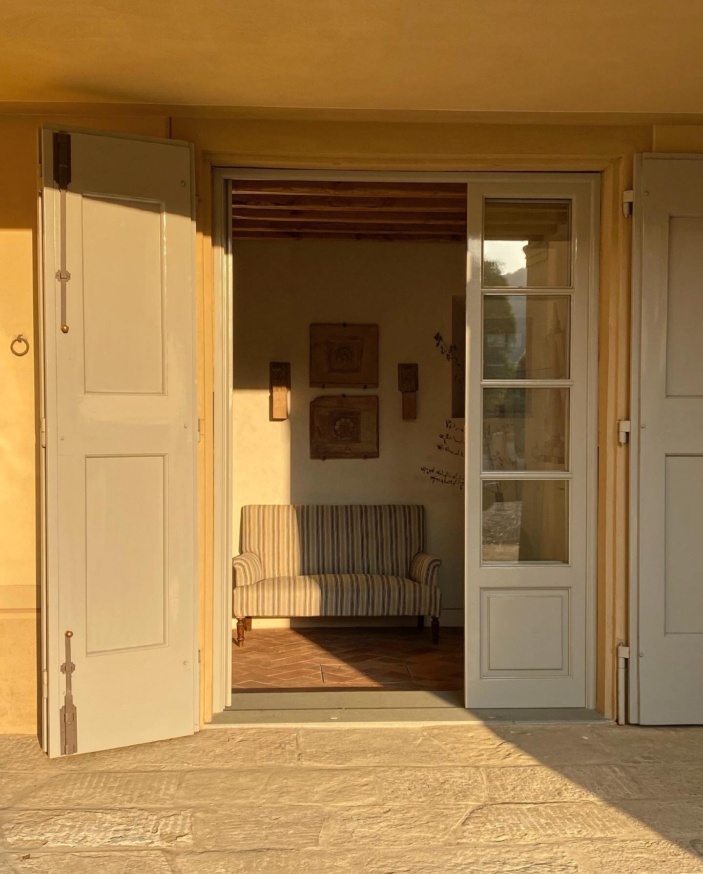 Yesterday&rsquo;s golden hour featuring the Granaio entrance.

#howtuscanyfeels #summerinitaly #luxuryrentals