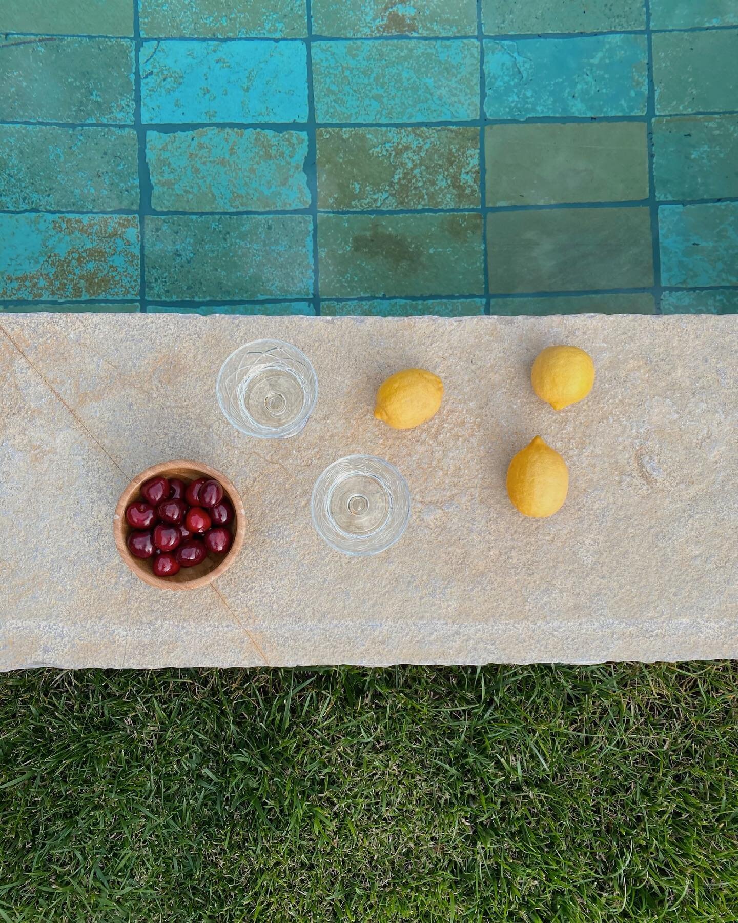 Poolside essentials 

#estateitaliana #howtuscanyfeels