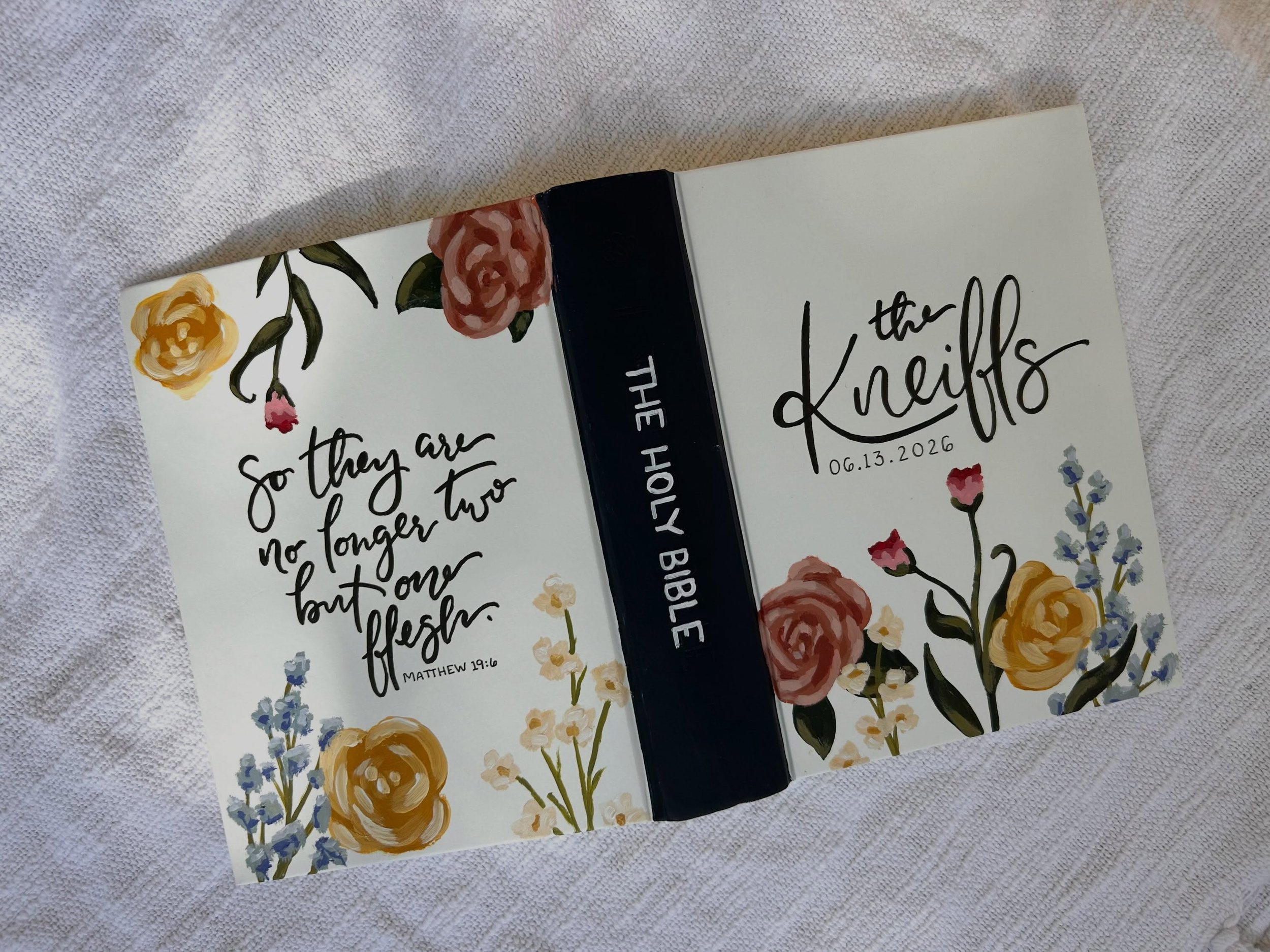 Sweet little reminder that weddings aren&rsquo;t the only thing I paint🥰✨

#paintedbible #handpaintedbible #bibleartjournaling #bibleart