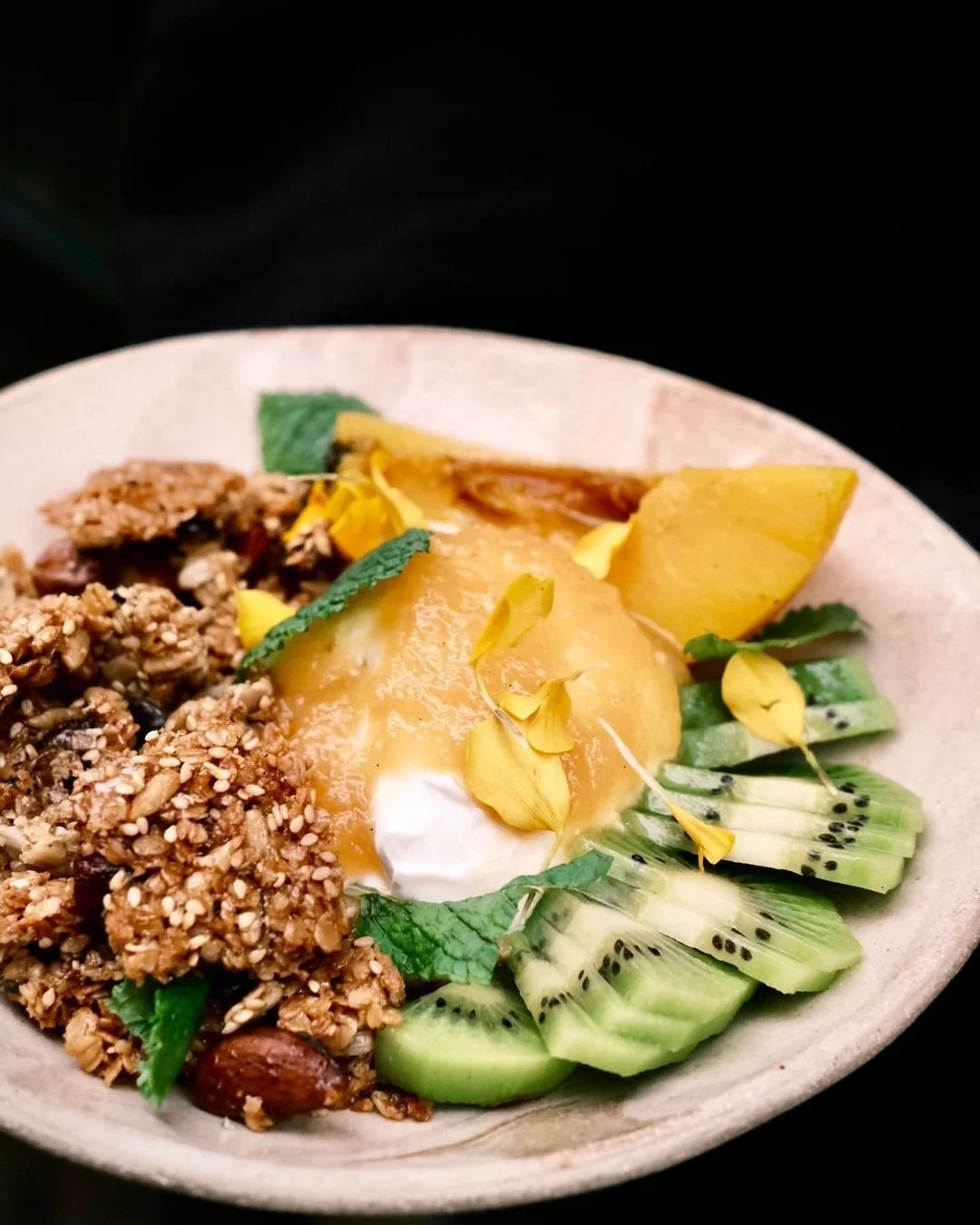 New granola 💛💚
Confiture d'ananas maison, kiwi, coings poch&eacute;s au curcuma &amp; vanille.

Caf&eacute; Berry
10, rue Chapon
Paris 3
#cafeberry #parisbrunchspot #kiwidelight #homemadejam #granola #granolaparis #cafeberryparis