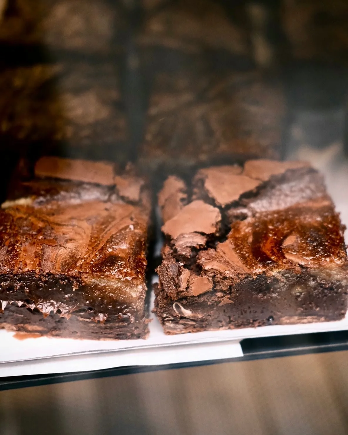 The Perfect Brownie tahini miso, crunchy &amp; smooth (gluten free) 🤤🤎
🧈 @evilfrenchtoast 

Caf&eacute; Berry
10,rue Chapon 
Paris 3