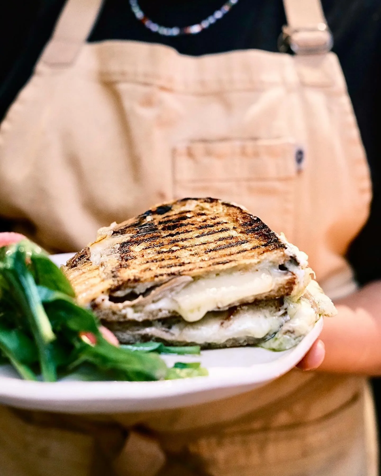New Grilled cheese 🔥
Pommes de terre, pleurotes, melty cheese, ch&egrave;vre, Pesto d&rsquo;herbes 🤤

@paulaguimaraeslourenco 

Caf&eacute; Berry 
10, rue Chapon 
Paris 3