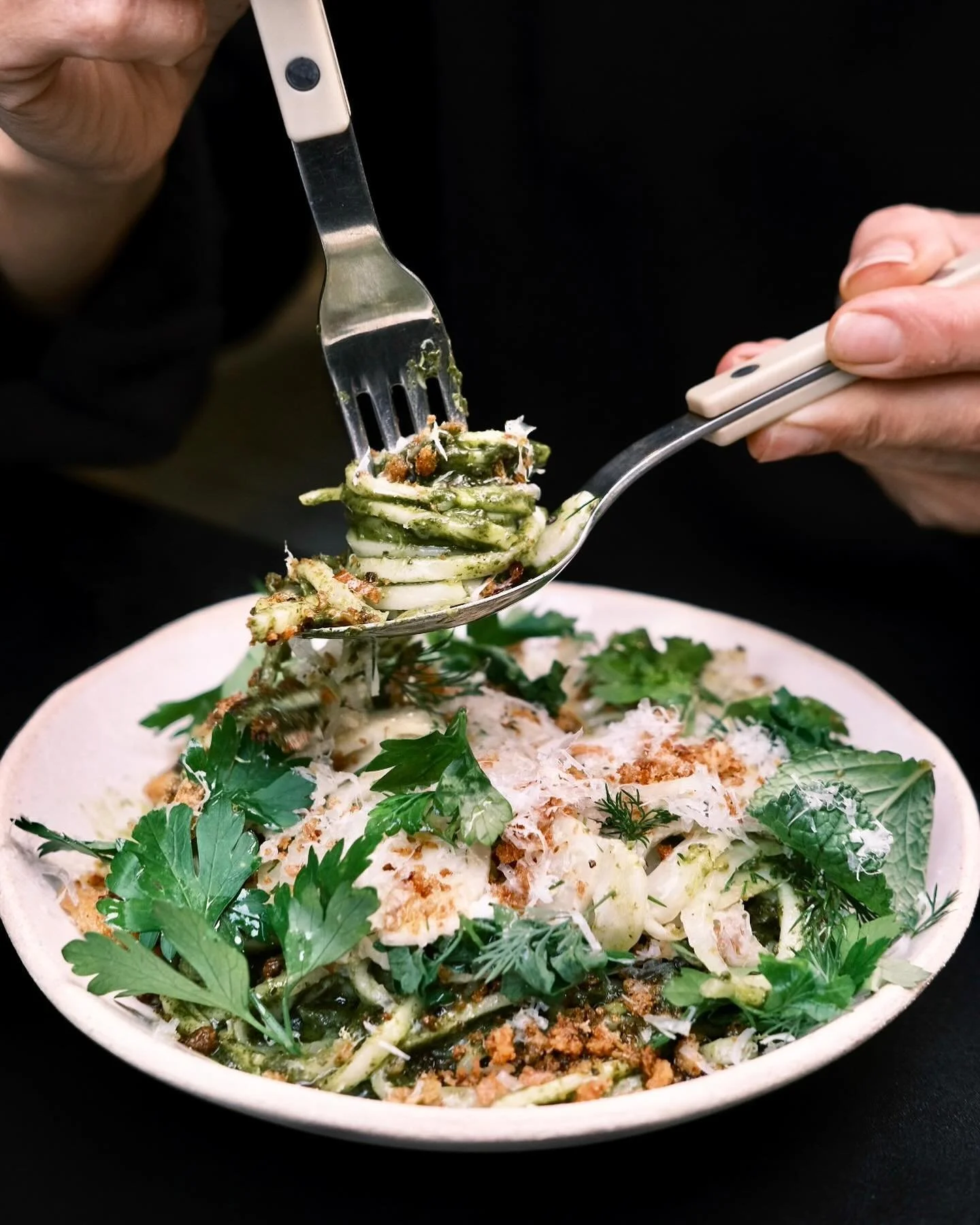 New daily lunch 💚
Green udon noodles, fenouil citronn&eacute; aux herbes, pecorino, herbes fra&icirc;ches, croustillant de chapelure maison aux herbes&hellip; 

🔪 @paulaguimaraeslourenco 

Caf&eacute; Berry 
10, rue Chapon
Paris 3