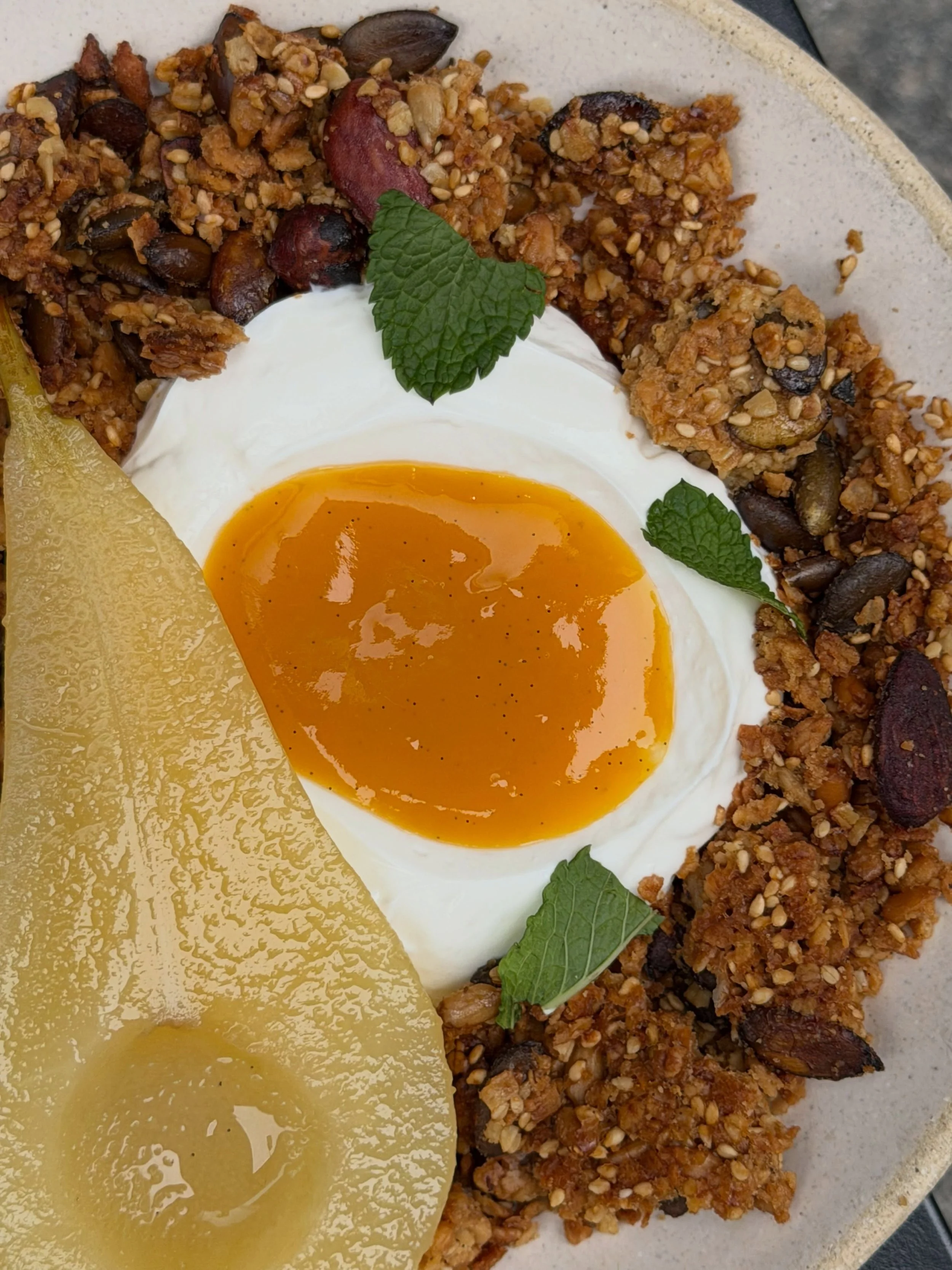 NEW GRANOLA 🥭🍐
Juicy &amp; glossy

Caf&eacute; Berry 
10, rue Chapon 
Paris 3
