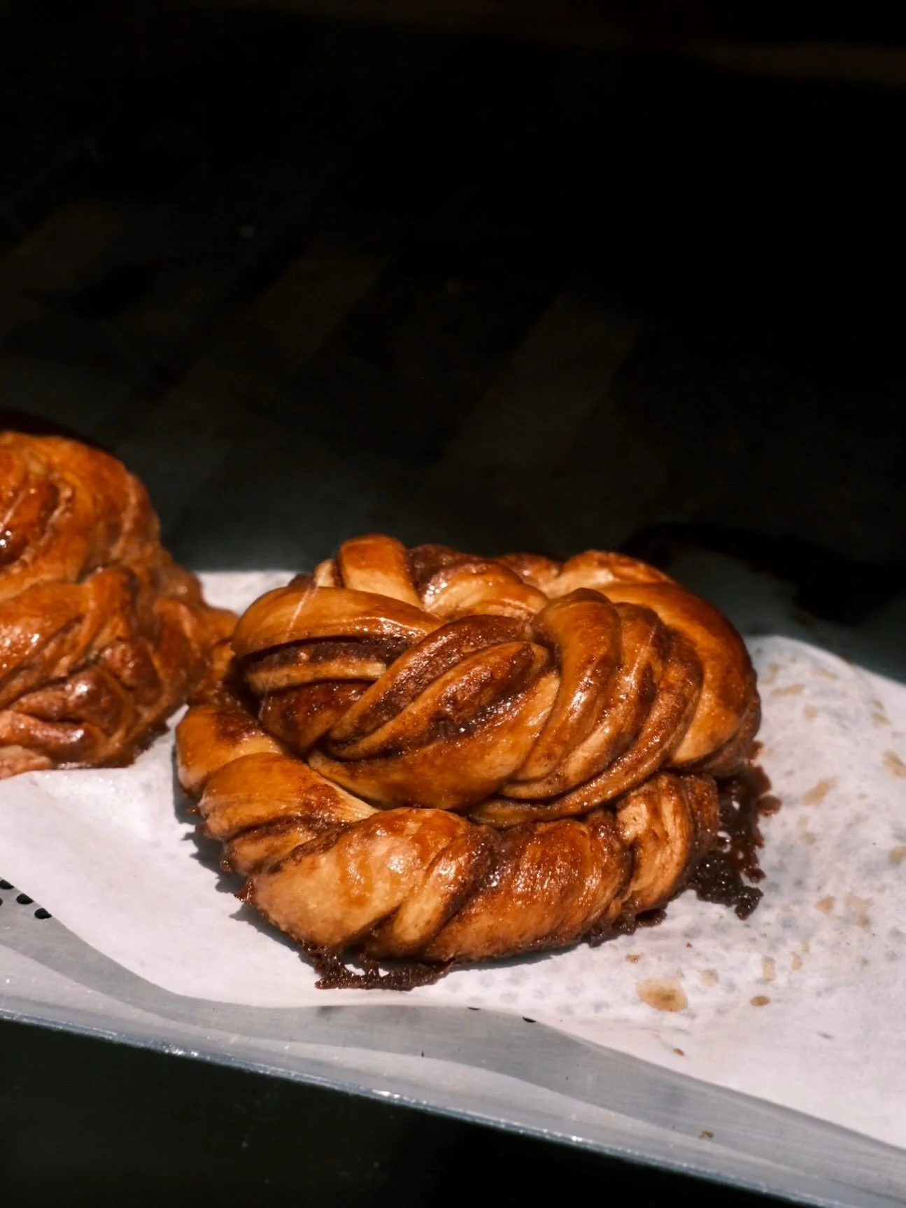 Autumn call for confort and warm 🍂
Cinnamon roll out of the oven 

Caf&eacute; Berry 
10, rue Chapon 
Paris 3