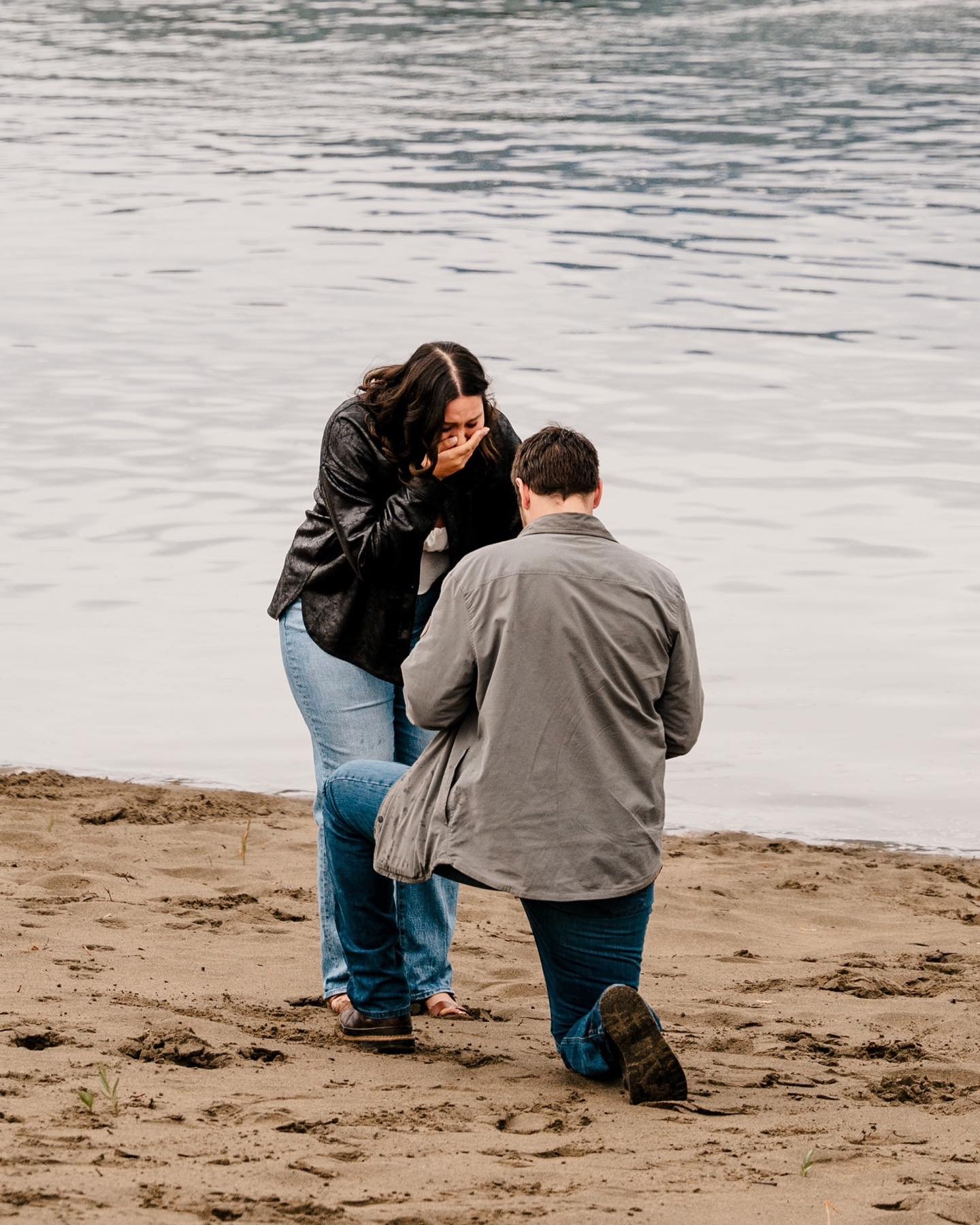 This beach proposal could not have been more perfect🥹 It had been raining all day, the couple was running behind, but then right as they approached the beach, the clouds parted and the rain stopped! Thank you, Jesus!🤩 Moments like this are such an 
