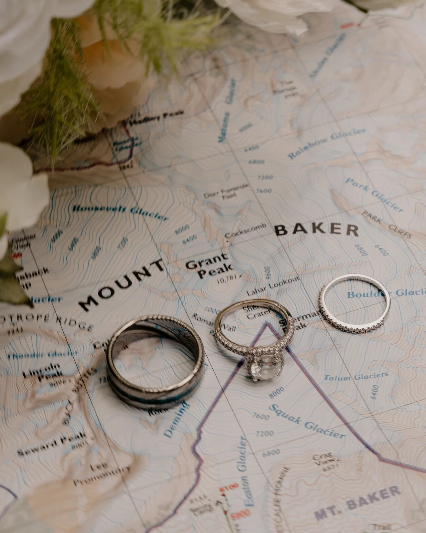 These details so perfectly captured this Mt Baker elopement! The colors, the map, the North Cascades magnet&hellip; simply perfect. 

#pnw #pnwelopement #pnwelopementphotographer #washingtonphotographer #washingtonelopementphotographer #northcascades