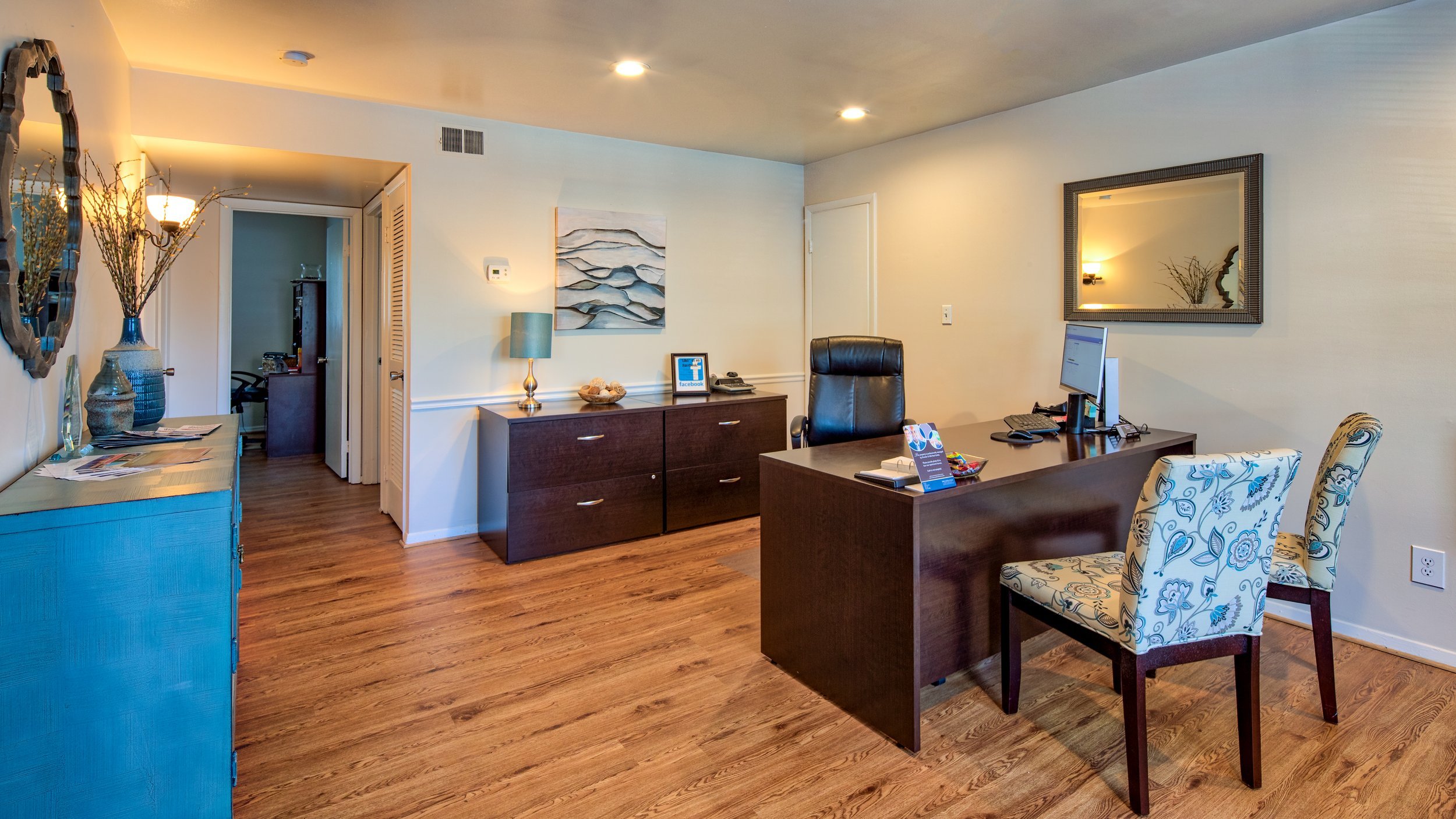Leasing_Office_Interior_Hidenwood_North_08_RedDoor.jpeg