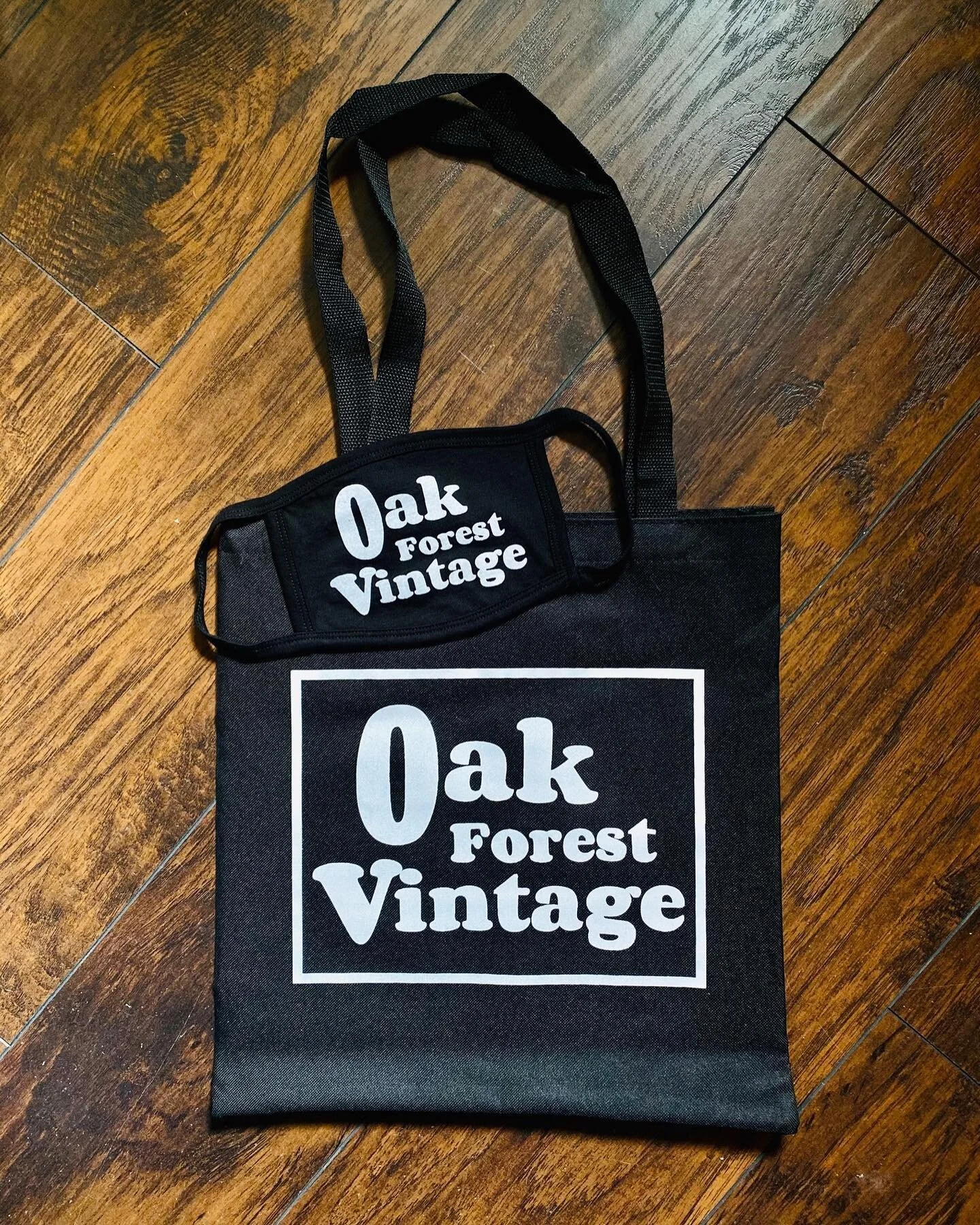 Recycled Tote Bags + Face Masks for our friends @oakforestvintage 🥀 Printed with eco-conscious inks✨
—————————
•
•
•
•
#wickedroseco #screenprinting #recycledfashion #ecoconsc