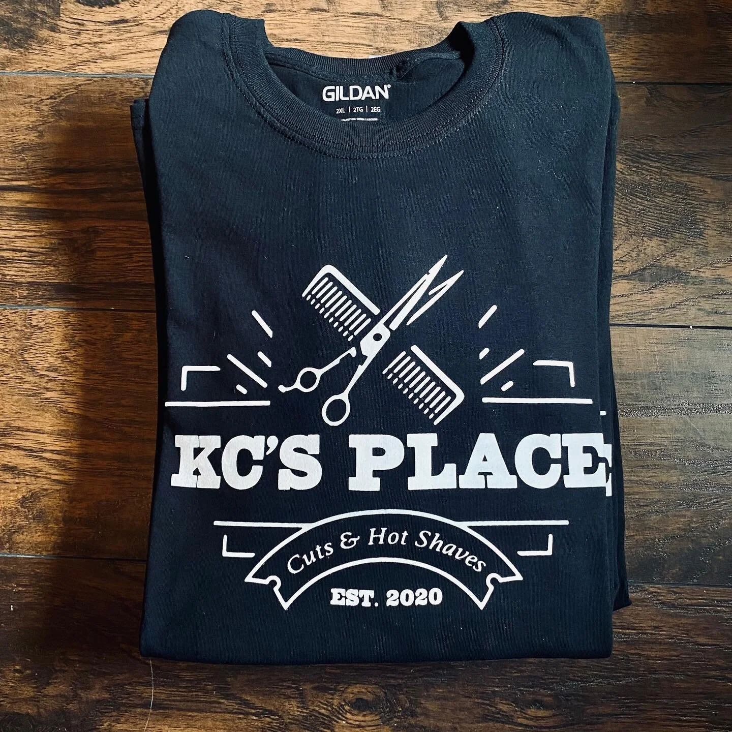 SUPPORT YOUR LOCAL BARBERSHOPS🤞🏽Merchandise for @kcsplacelittlerock ✂️ Check them out and their amazing work!
——————
•
•
•
•
#screenprinting #screenprinter #printlife #barberlife #barbershop #